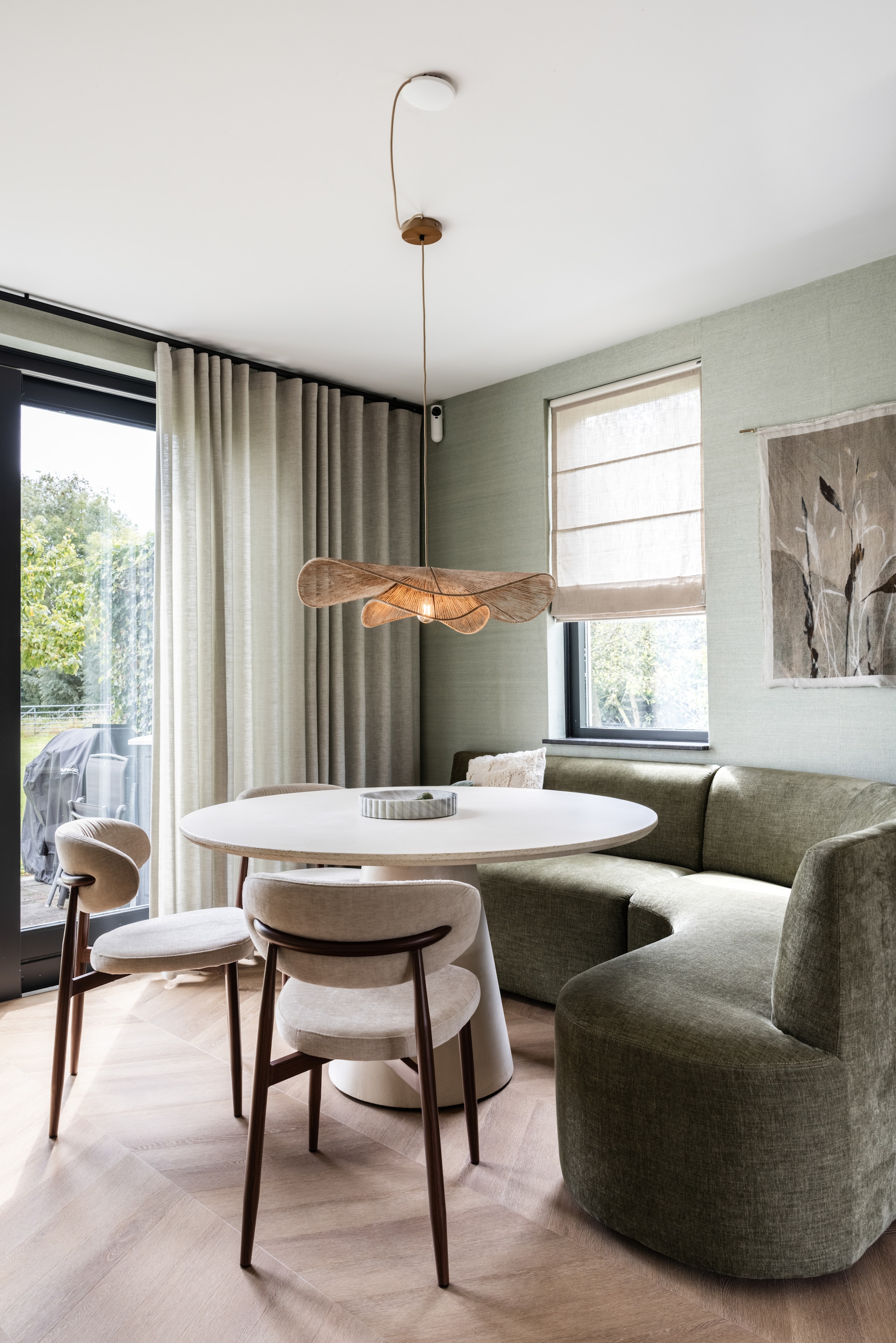 Behang 303517 uit de collectie Natural Wallcoverings 3 Eijffinger, pvc-vloer Hongaarse punt Noble Sunkissed uit de vtwonen collectie Aanhuis.nl, Kunstwerk gemaakt door Ilde Blooming Label, eettafel Stone in de kleur Beige, 140x140 cm Goossens, eetkamerbank Guus in de stof Home Army 14 (cat. A), 105x165x83 cm (bxdxh) en 158x69x83 cm (bxdxh) Eijerkamp, eetkamerstoelen Gino in de stof Home Beige 05, 45x52x77 cm (bxdxh) Eijerkamp, hanglamp Iggy Eijerkamp. vtwonen Weer verliefd op je huis aflevering 4 seizoen 23 2025 | styling Marlies Does | fotografie Margriet Hoekstra