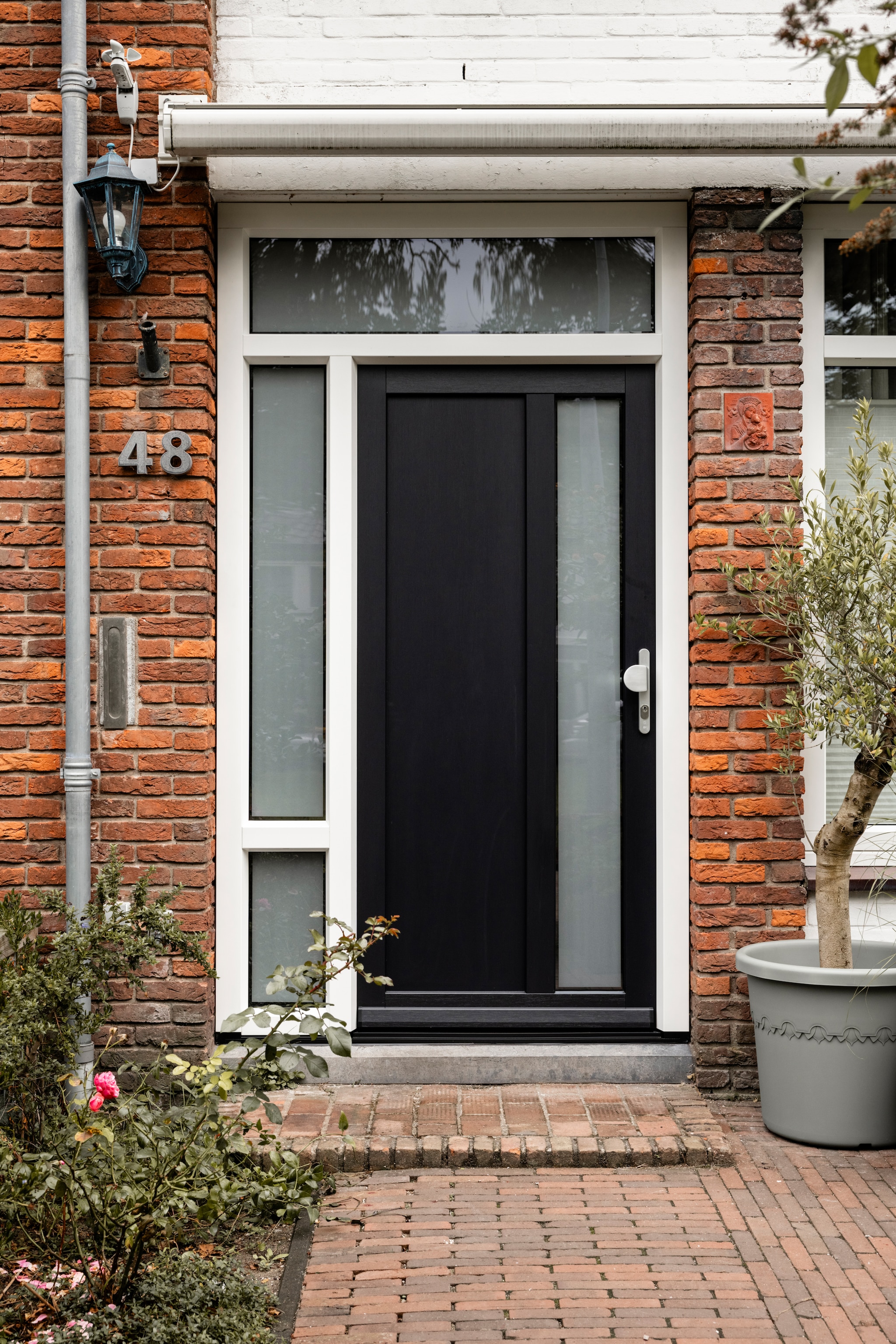 Sterk isolerende voordeur model SW 302 in de kleur Ligna 749 zwartgrijs (RAL 7021), deurkozijn buiten in de kleur Ligna Wit 752 (RAL 9010), kozijn en deur binnen in de kleur Ligna crème 766 (RAL 9001) Select Windows. vtwonen Weer verliefd op je huis aflevering 3 seizoen 23 2025 | styling Liza Wassenaar | fotografie Margriet Hoekstra
