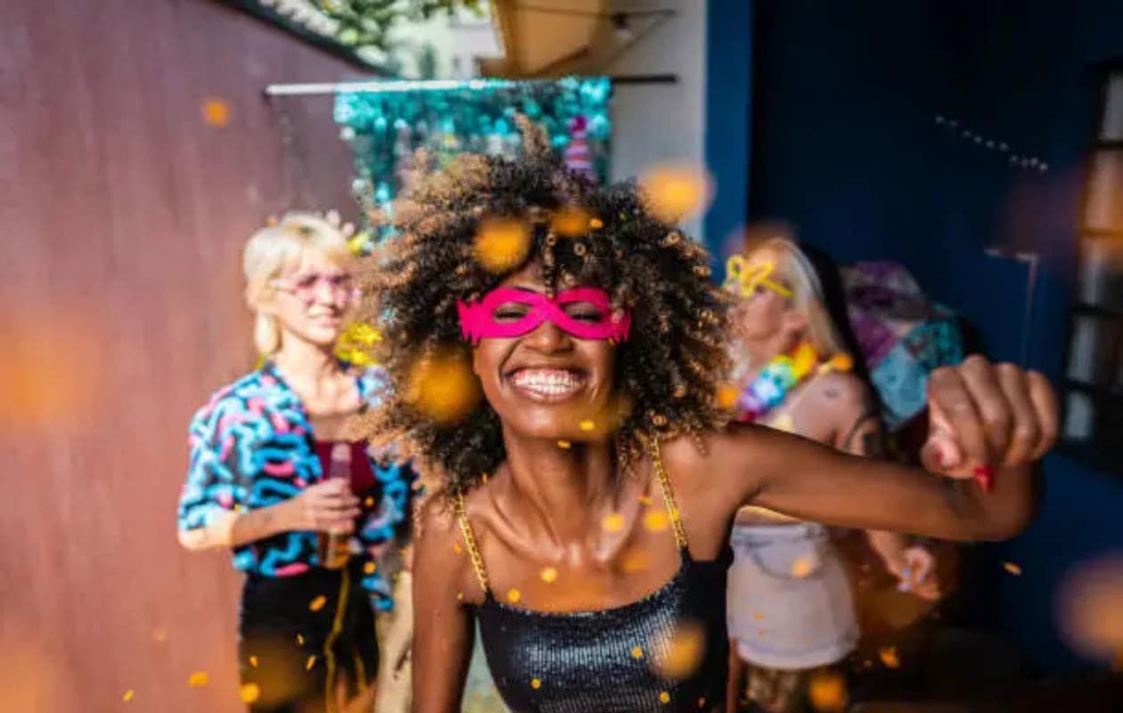 Feestende mensen Foto via Unsplash