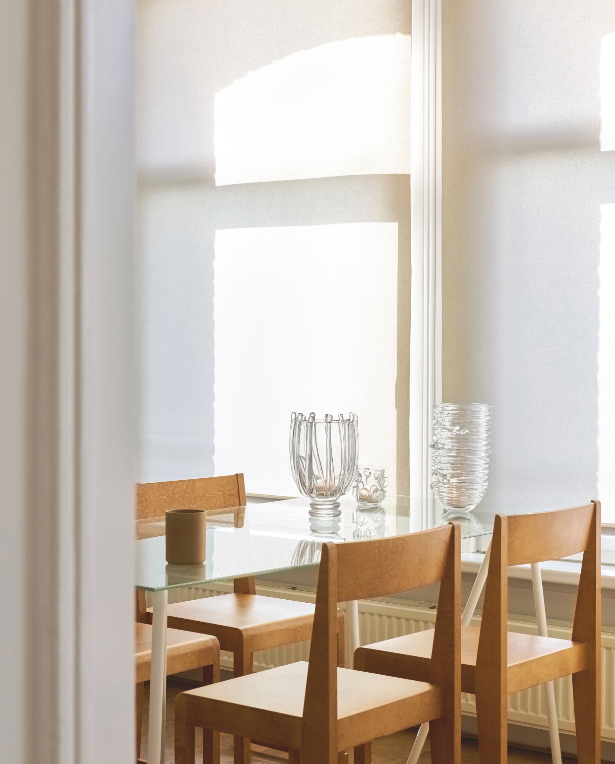 Op tafel staat het glaswerk dat Gloria dit najaar lanceert. Kop Hasami Porcelain. Eetkamerstoelen Frama. Stijlvol wonen 9-2025 | styling Marianne Luning | fotografie Kasia Gatkowska | tekst Anneleen Peeters