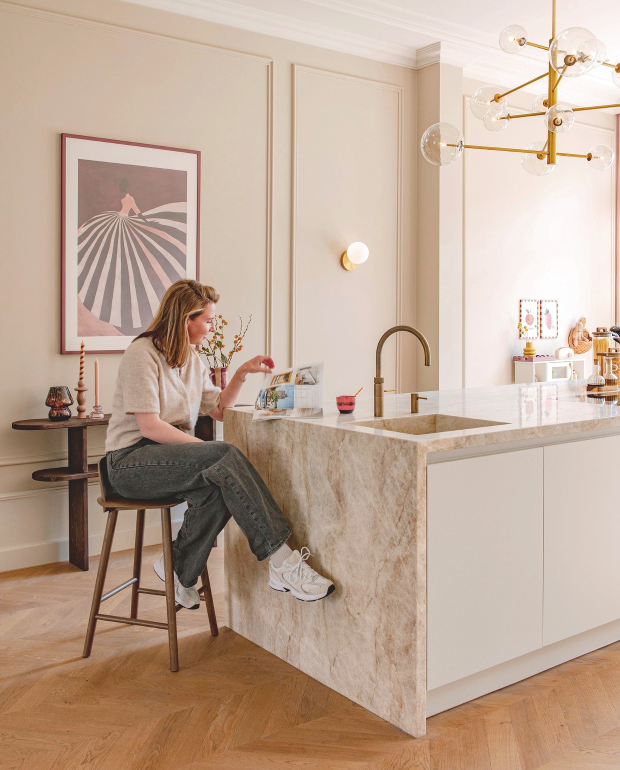 Keuken Mugg Kitchens. Kwartsiet blad Jan Reek natuursteen. Kraan Quooker. Kroonluchter Eichholtz. Barkruk Muuto. Wandlamp Bazaaronline. Sidetable zelfgemaakt. Tafellamp Action. Kandelaars By-boo en Hema. Vaas Things I Like Things I Love. Kopje Hkliving. Print Etsy. Geoliede eiken vloer in Hongaarse punt. Verfkleur muur Petit Macaron van Lab Paint.