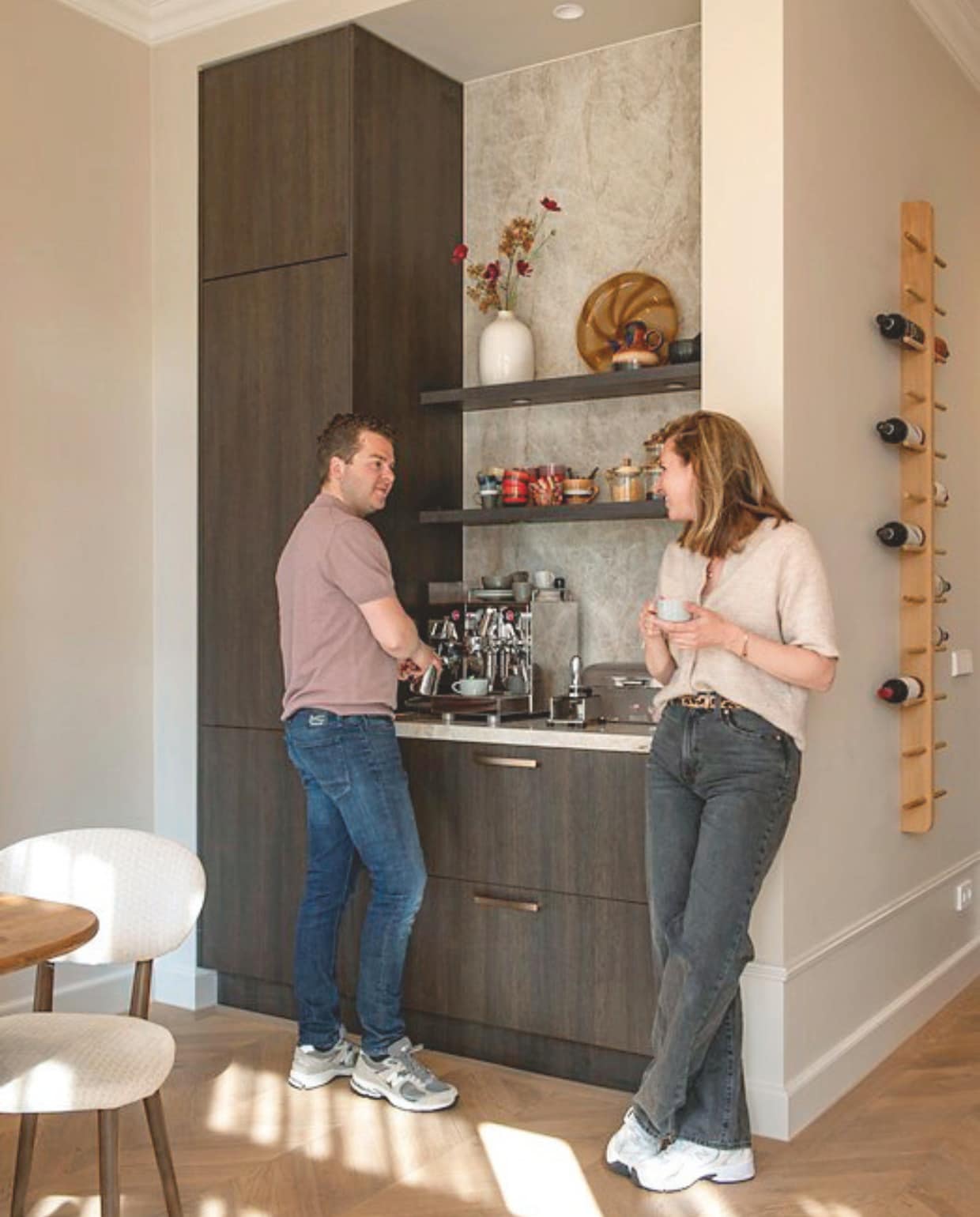 Kasten Mugg Kitchens. Achterwand kwartsiet Jan Reek natuursteen. Vaas vtwonen. Bord Anders Nog Iets. Wijnrek Aedam Anthonym. Koffiemachine Ecm. vtwonen 10-2025 | fotografie Caroline Coehorst