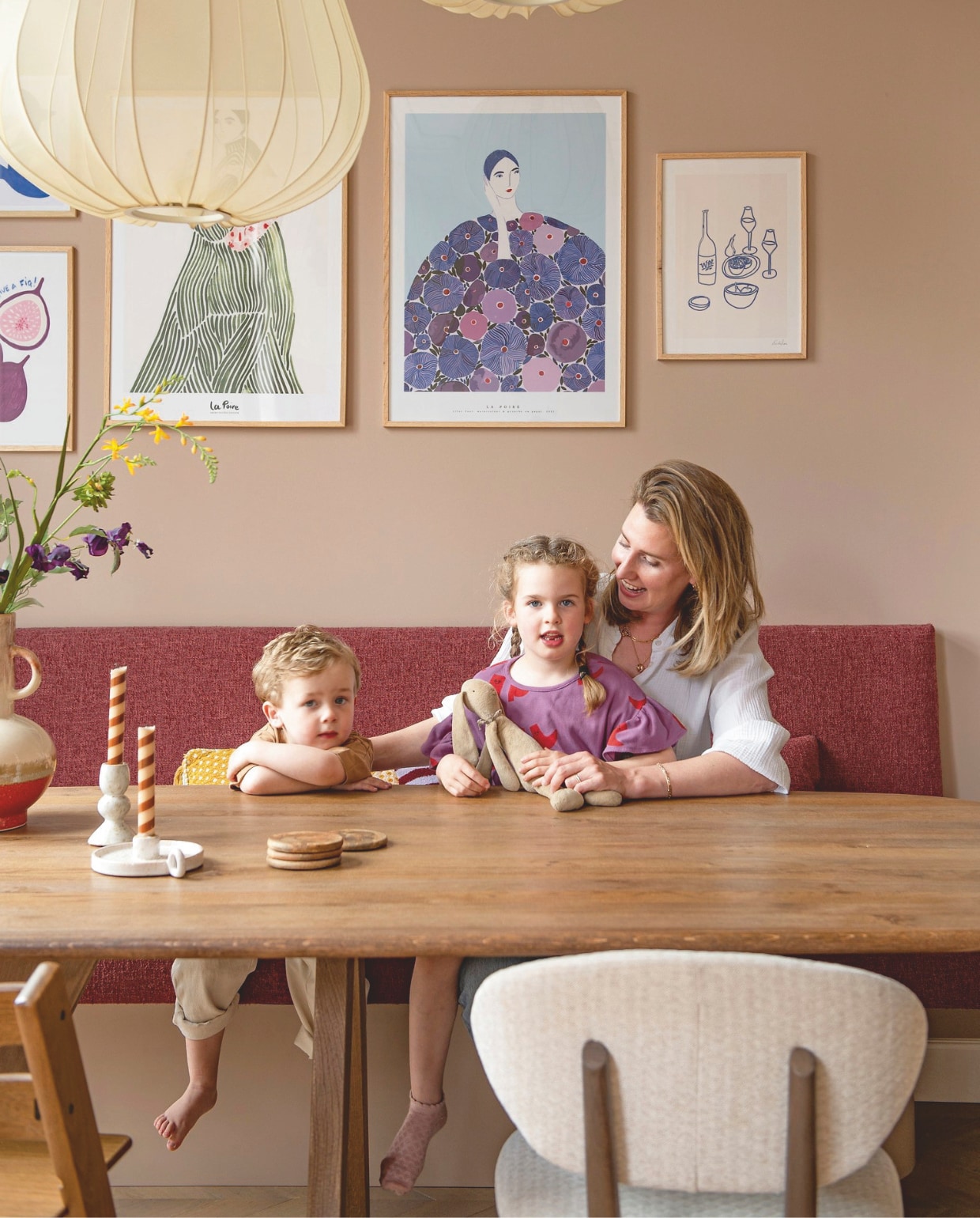 Hanglampen Bolia. Tafel Lopped Butik. Eetkamerstoel Mobitec. Bank maatwerk.  Prints Desenio en H&M. Kandelaars Xenos. Vaas Trendhopper. Onderzetters Sass and Belle. vtwonen 10-2025 | fotografie Caroline Coehorst