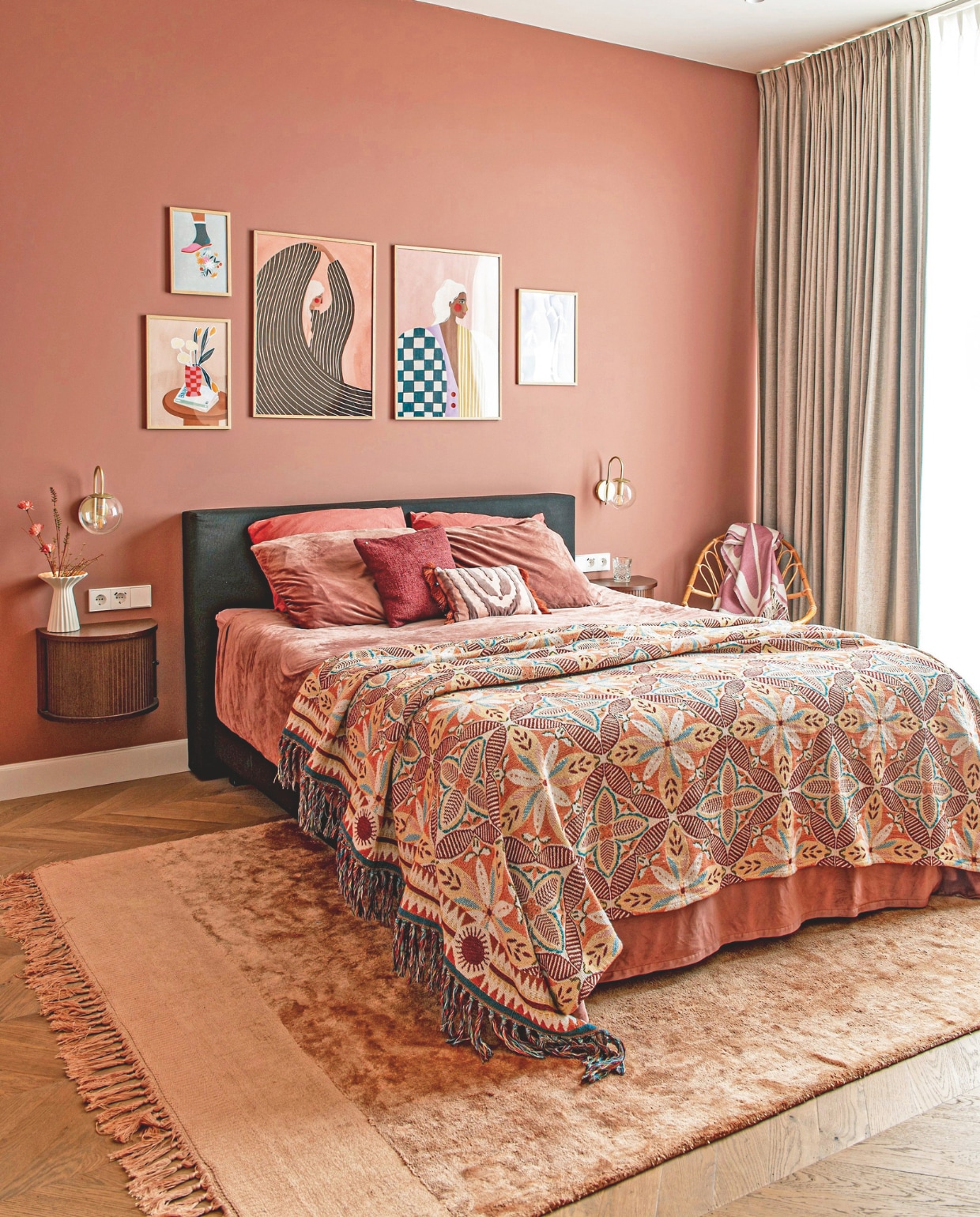 Bed Kårlsson. Sprei Sissy-boy. Beddengoed en grote kussens At Home. Klein kussen linksvoor handgemaakt door Laura Divera. Kussen vooraan Hkliving. Nachtkastjes Westwing. Vaas Hema. Wandlampen La Redoute. Vloerkleed Bepurehome. Plaid Nous Living. Gordijnen Veneta. Prints Postera. Wandkleur Real Plum van Flexa Pure. vtwonen 10-2025 | fotografie Caroline Coehorst