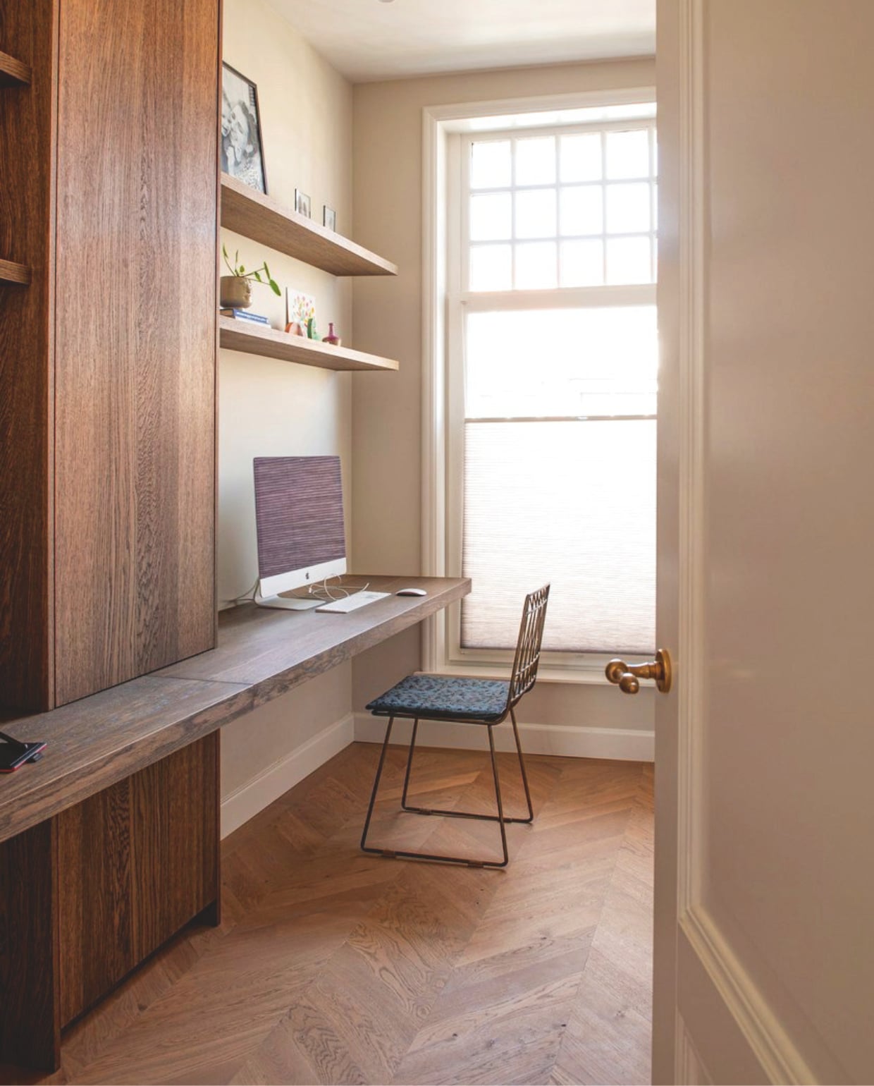 Bureau op maat gemaakt. Raambekleding Veneta. Deur en deurklink Mooieensuite.nl. Wandkleur White Truffle van Lab Paint. Soortgelijke stoel Ikea. vtwonen 10-2025 | fotografie Caroline Coehorst