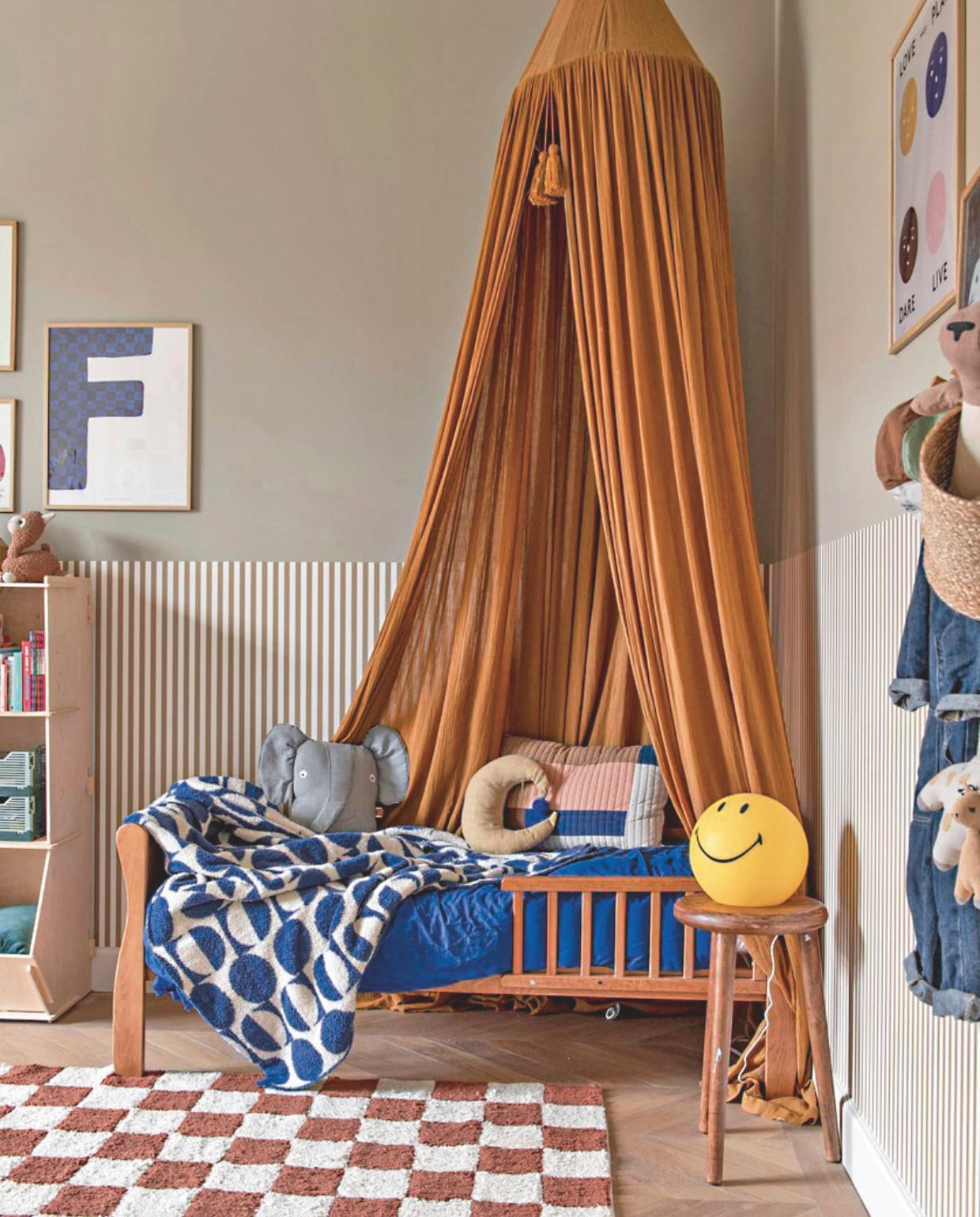 Bed Woodies. Beddengoed Hema. Plaid Karwei. Hemel Konges Sløjd. Vloerkleed Volero. Kruk Light & Living. Kast PixiForm. Print F MrStarsky. Print rechts Mado. Wandkleur Coffee Addict van Lab Paint. Lambrisering Binnenzoet. vtwonen 10-2025 | fotografie Caroline Coehorst | tekst Chris Muyres