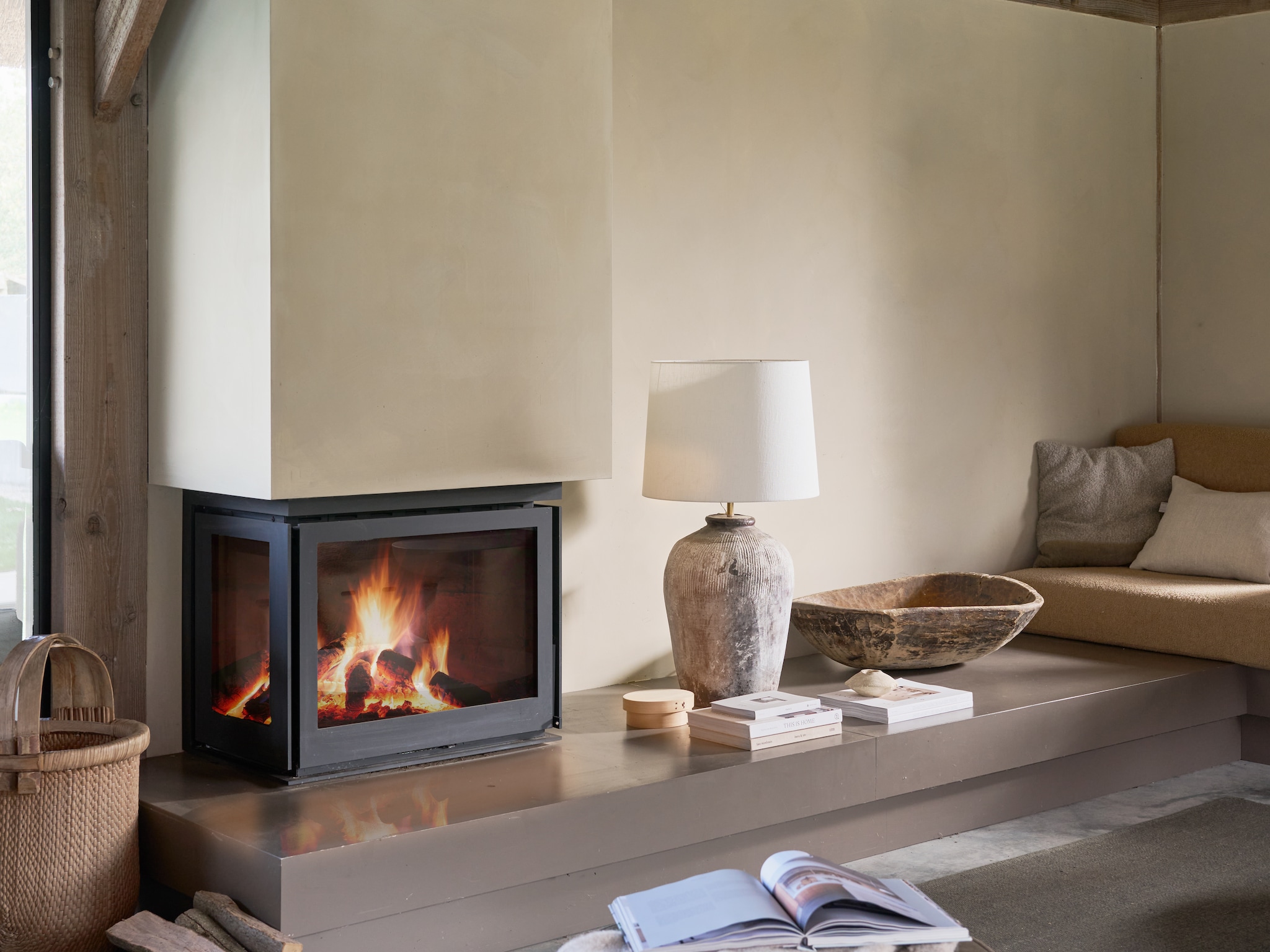 wat doe je met die lege plek naast de open haard zo maak je het op een veilige manier extra cosy