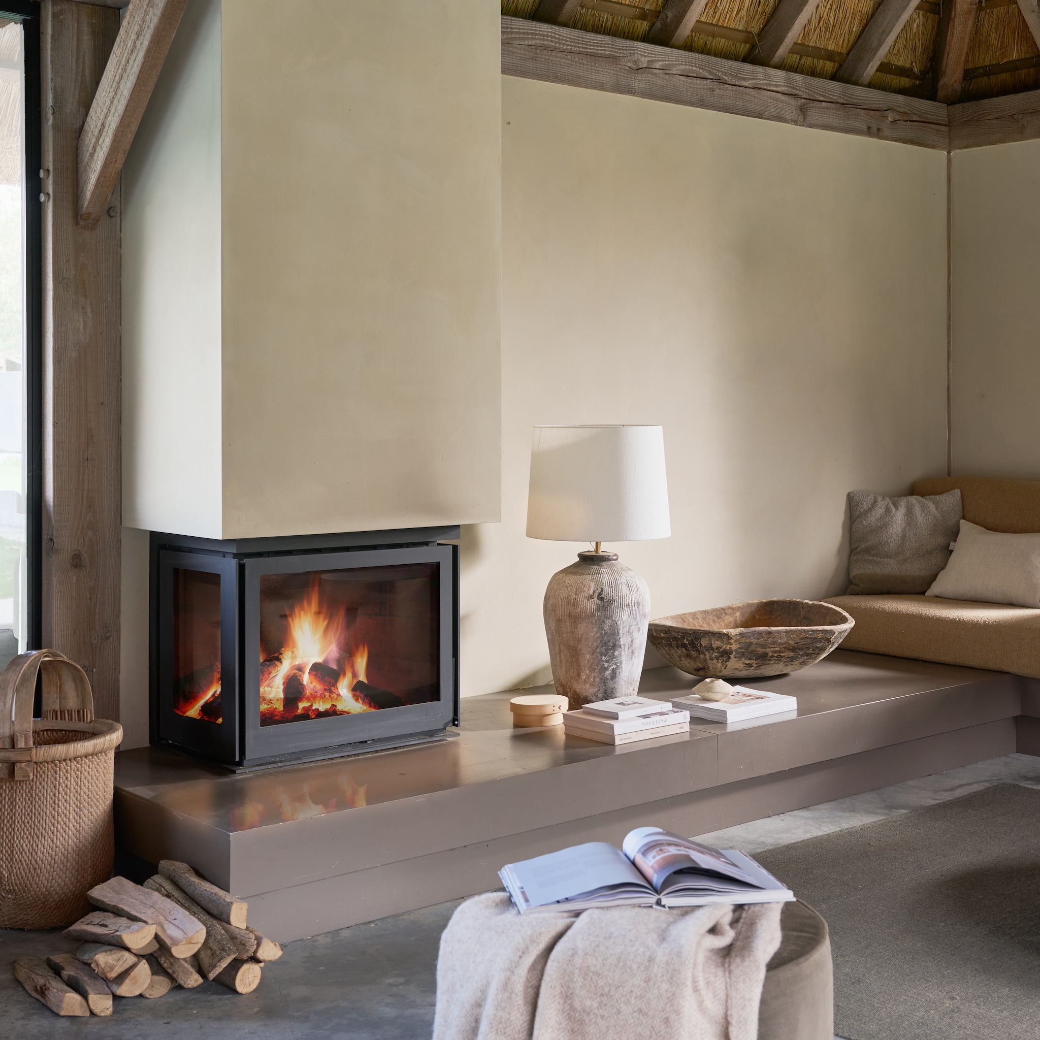 wat doe je met die lege plek naast de open haard zo maak je het op een veilige manier extra cosy
