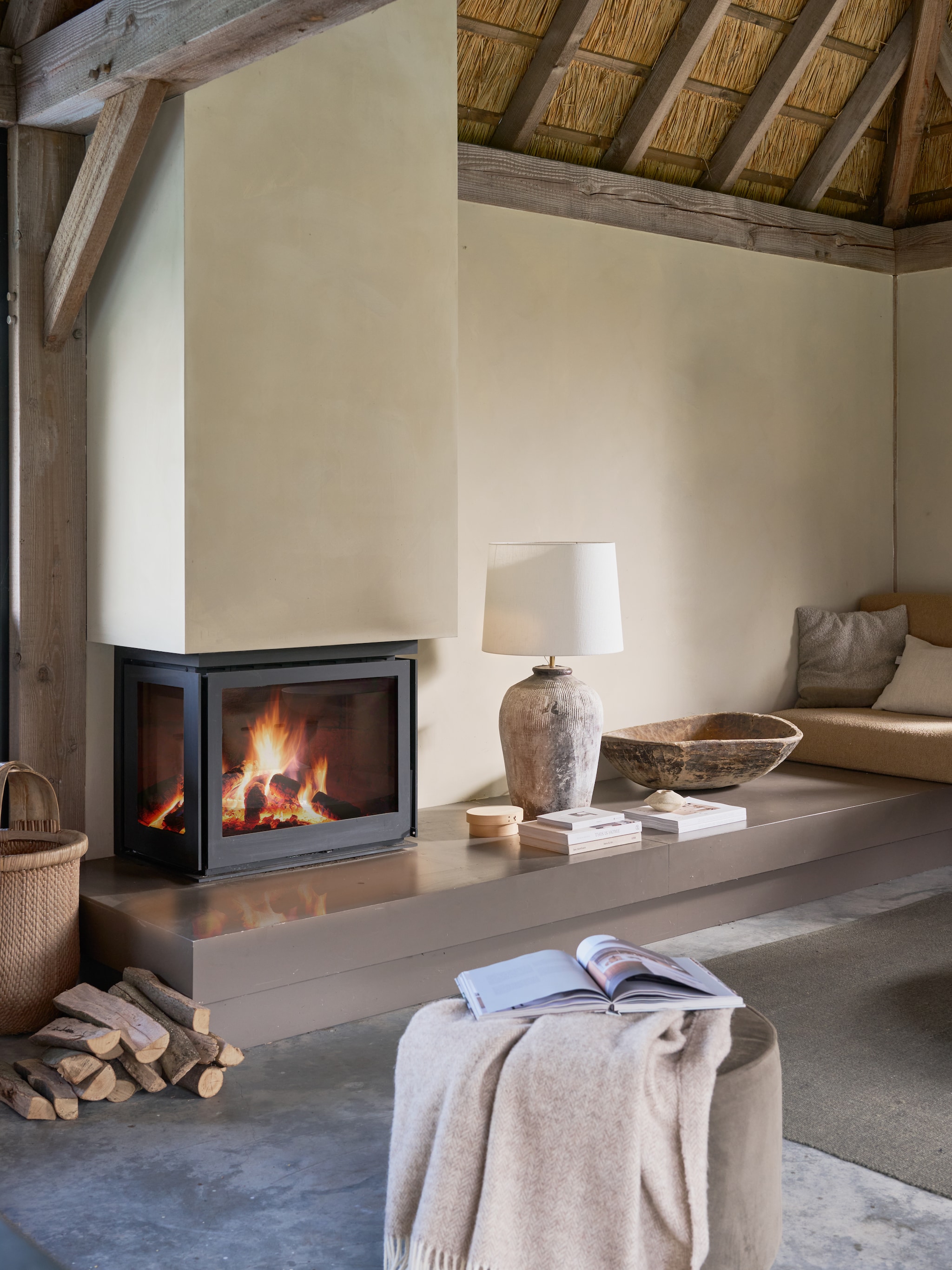 wat doe je met die lege plek naast de open haard zo maak je het op een veilige manier extra cosy