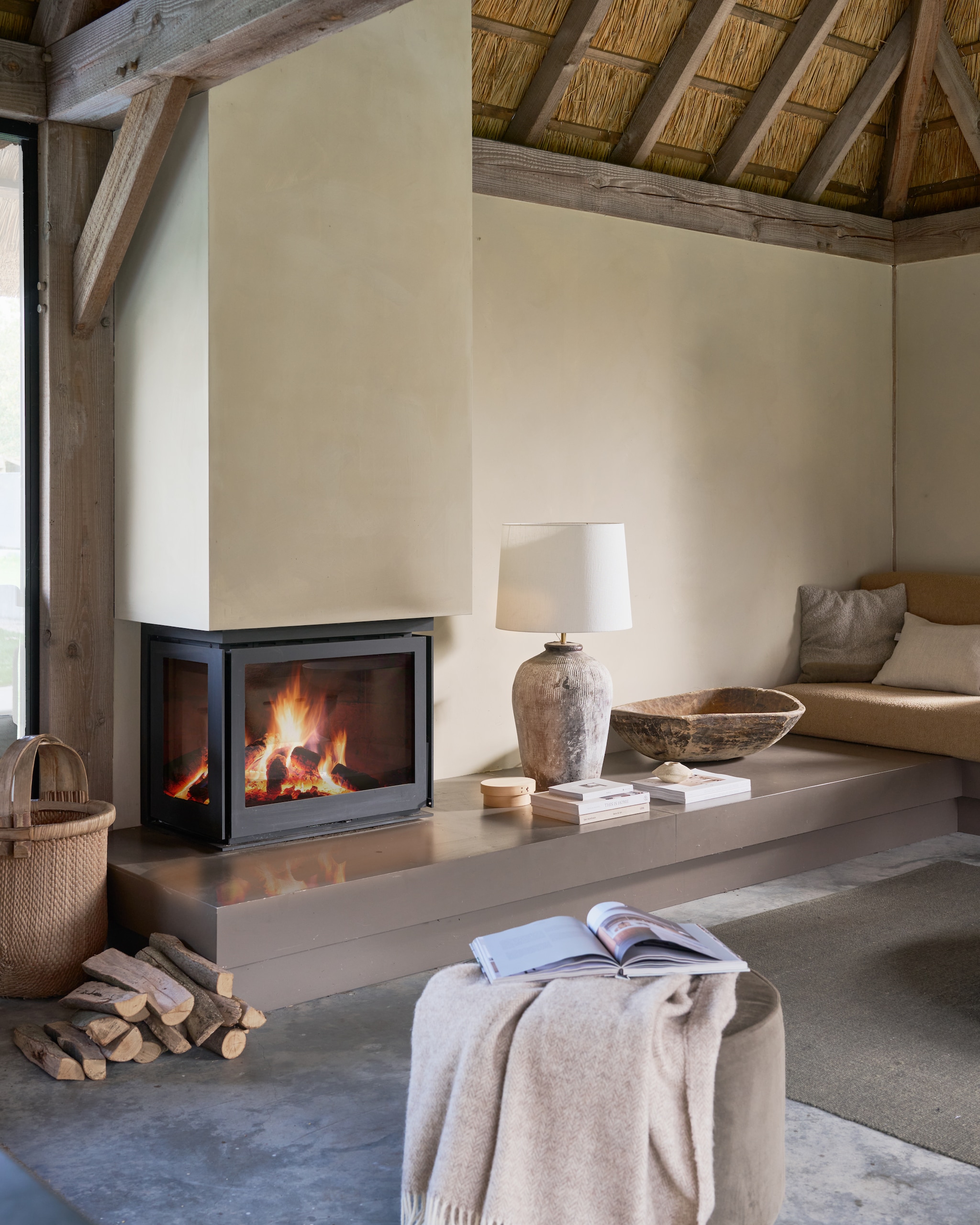wat doe je met die lege plek naast de open haard zo maak je het op een veilige manier extra cosy