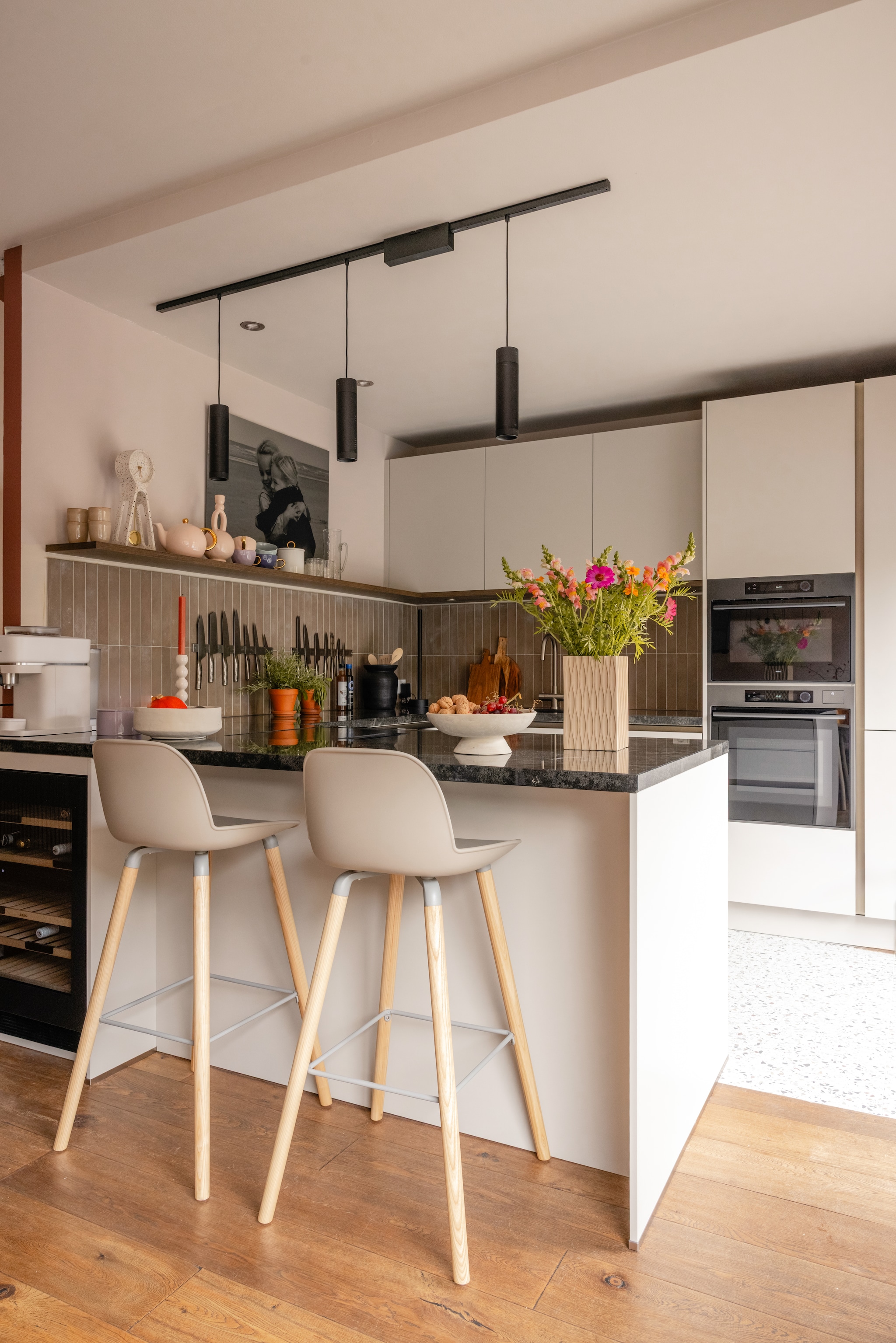 Muurverf Jewel no. 66 Lab Paint. Raambekleding in de kleur 9888 Tormes Luxaflex®. Keuken op maat inclusief apparatuur, met messing grepen, walnoten details en granieten werkblad Mandemakers. 5-in-1 oven Graphite CSX8695D, 60 cm (h), oven met stoom Graphite CS8495D, 45 cm (h), onderbouw wijnklimaatkast ConnectLife KU8574K2C, elevate inductiekookplaat met geïntegreerde afzuiging HIDD28472SVI, 83 cm (b), recirculatieset HR0016 Atag. vtwonen tegels by Douglas & Jones: Earth Argilla, 5x30 cm en vtwonen tegels by Douglas & Jones: Terrazzo Ice Flakes, 60x60 cm Douglas & Jones. Overige productinformatie via https://www.vtwonen.nl/weer-verliefd-op-je-huis/aflevering-6-fietje-hoofddorp-resultaat~bcad0e2.   vtwonen Weer verliefd op je huis aflevering 6 seizoen 23 2025 | styling Fietje Bruijn | fotografie Sonja Velda