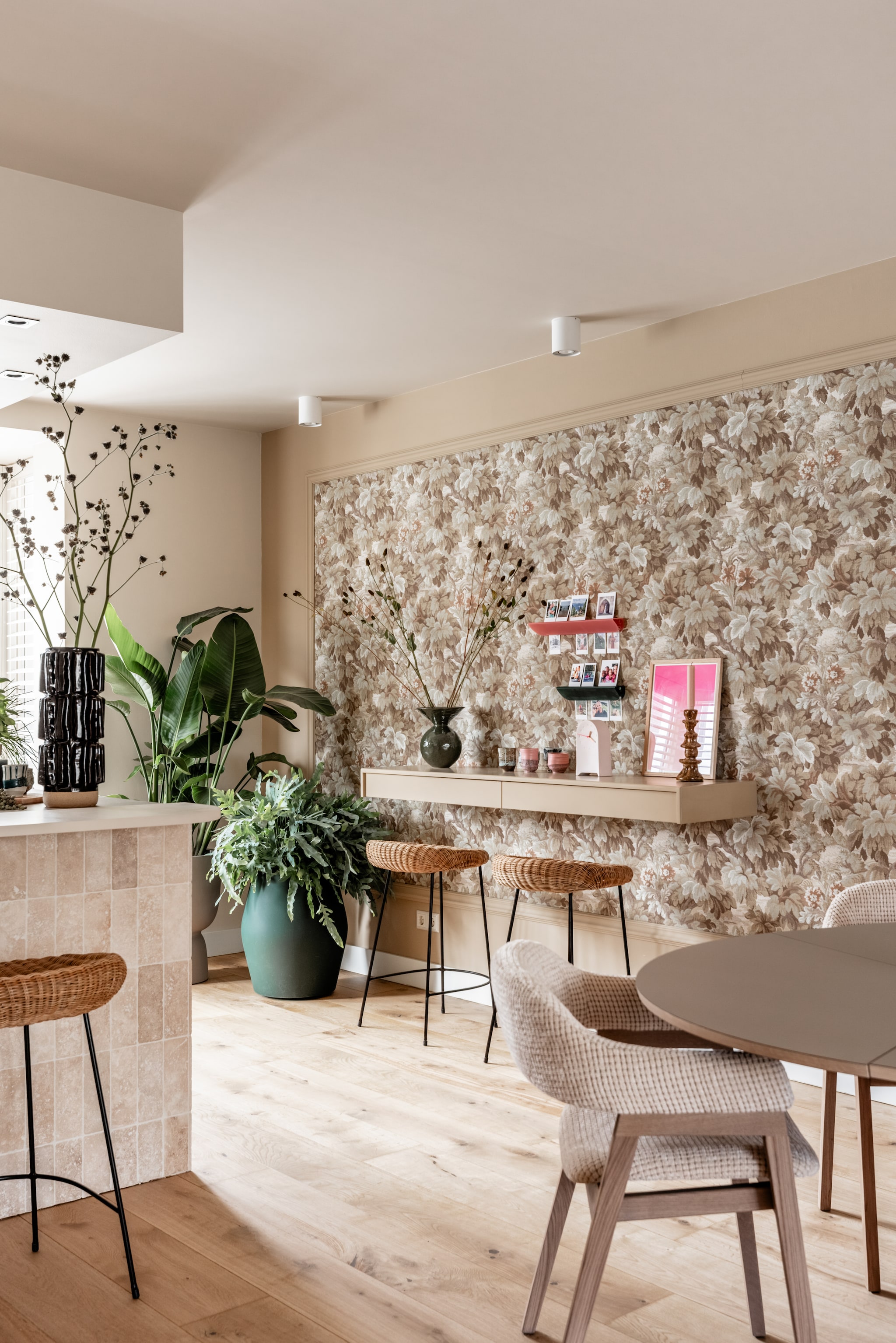 Muurverf Sensational Sand no. 290, muurverf plafond Ibiza Rush no. 966 Lab Paint. Behang 351240 uit de collectie Magnifique Eijffinger. Sierlijsten Hornbach. Uitschuifbare eettafel SM33, 123-149x74 cm (Øxh), eetkamerstoelen Zara in de stof Dott 15 en frame in de kleur Cinnamon Eijerkamp. Hanglamp Lucén, 62 cm (Ø) Bolia. Opbouwspots Pillar, inbouwspots Centura, verlichtings- en beveiligingssysteem Bridge, lampen Essential A60 - E27 slimme lamp, lampen A60 - E27 slimme filament lamp, afstandsbediening Dimmer Switch Philips Hue. Vaas Yaro van Urban Nature Culture vtwonen shop. Schaal Pano Raw Materials. vtwonen Weer verliefd op je huis aflevering 7 seizoen 23 2025 | styling Marianne Luning | fotografie Margriet Hoekstra
