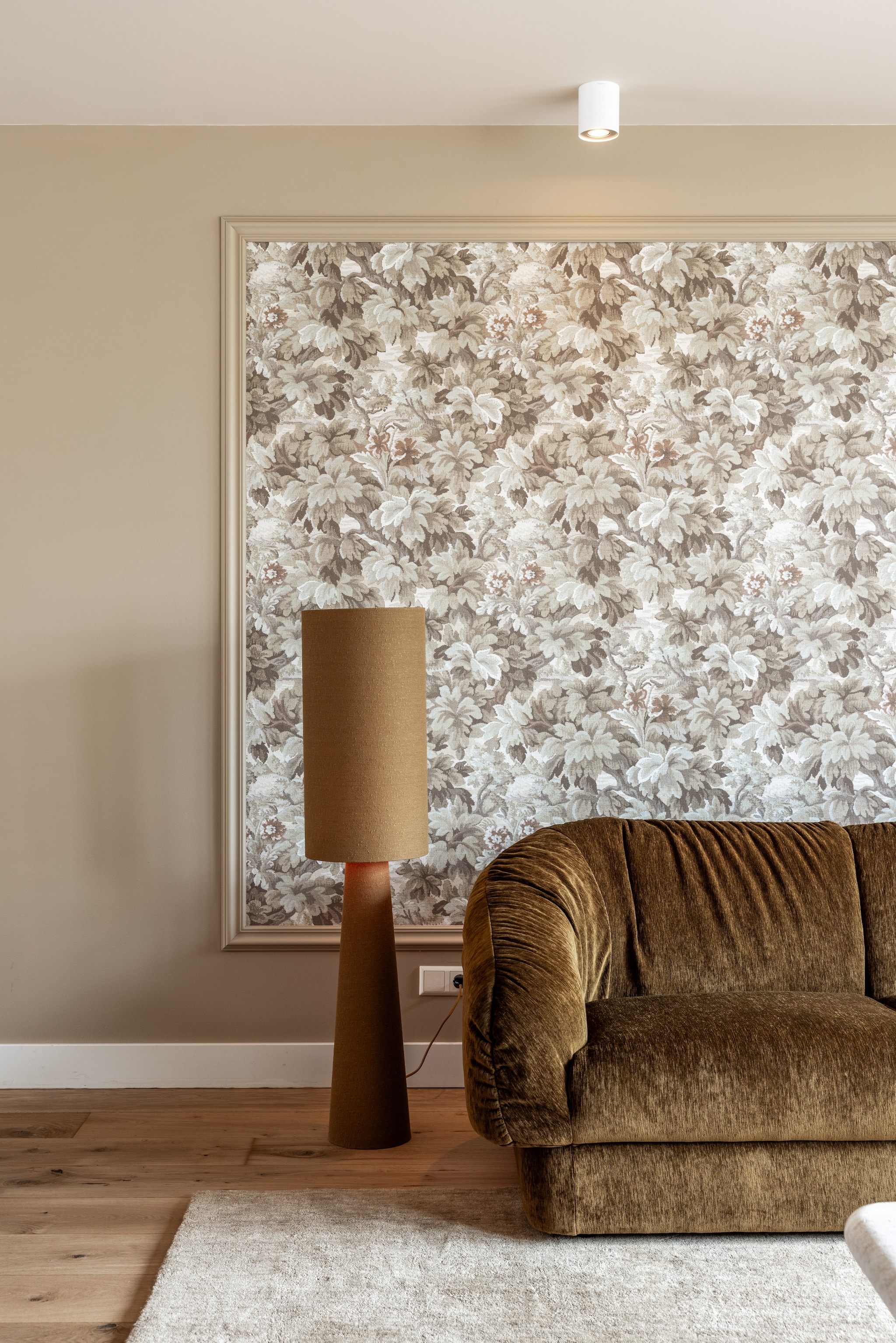 Muurverf (ook op het plafond) Ibiza Rush no. 966 Lab Paint. Muurverf (achter de bank) Sensational Sand no. 290 Lab Paint. Behang 351240 uit de collectie Magnifique Eijffinger. Sierlijsten Hornbach.  Vloerlamp Loft Woood. vtwonen Weer verliefd op je huis aflevering 7 seizoen 23 2025 | styling Marianne Luning | fotografie Margriet Hoekstra