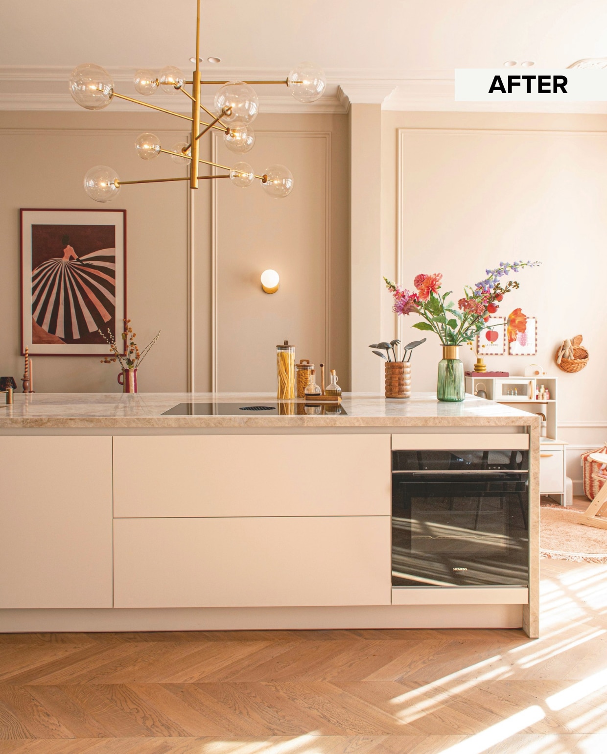 Oven Siemens. Potten Zara Home. Wandlamp Bazaar Online. Kinderkeuken Ikea. Speelgoedmand Zara Home. Soortgelijke mand aan de muur Ferm Living. vtwonen 10-2025 | fotografie Caroline Coehorst