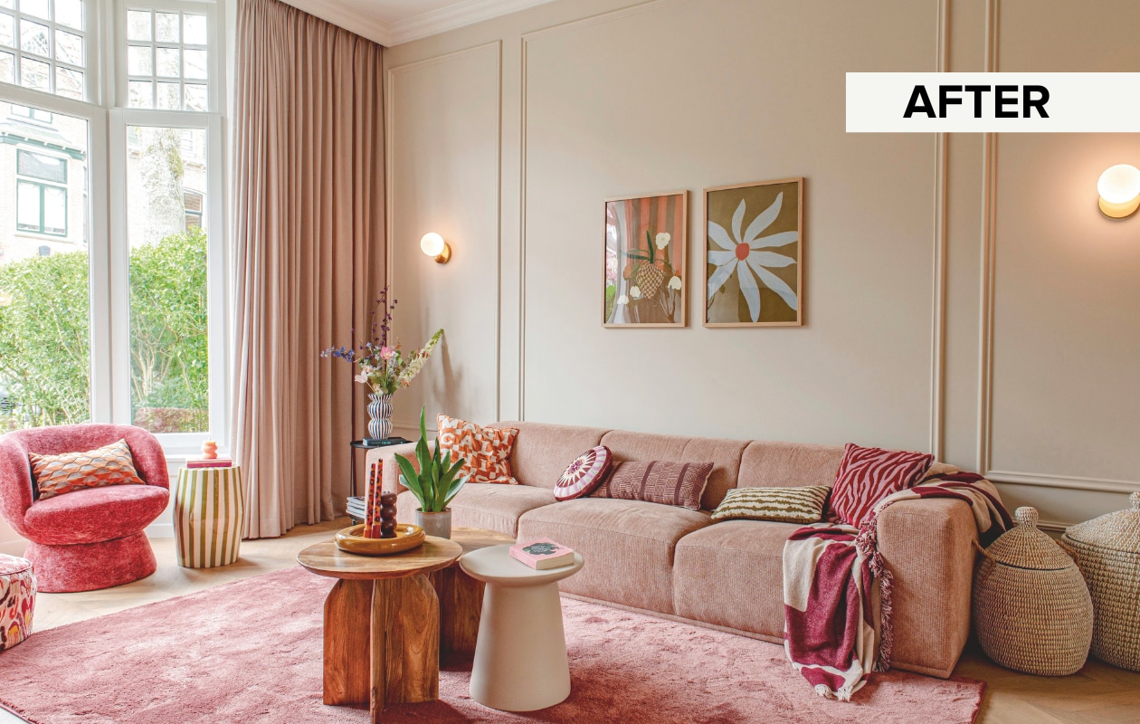 Gebloemde poef en gestreepte kruk Sissy-boy. Roze fauteuil Bepurehome. Gordijnen Holland Haag. Vloerkleed Webkarpet. Houten bijzettafels Things I Like Thinks I Love. Beige bijzettafel Hkliving. Stenen schaal Karwei. Gestreepte vaas Søstrene Grene. Bank De Troubadour Interieurs. Kussens v.l.n.r. Sissy-boy, Sissy-boy, Zusss, Dutch Decor, Palais. Plaid Bloomingville. Manden H&M Home. Prints Etsy. Wandkleur Petit Macaron van Lab Paint. vtwonen 10-2025 | fotografie Caroline Coehorst
