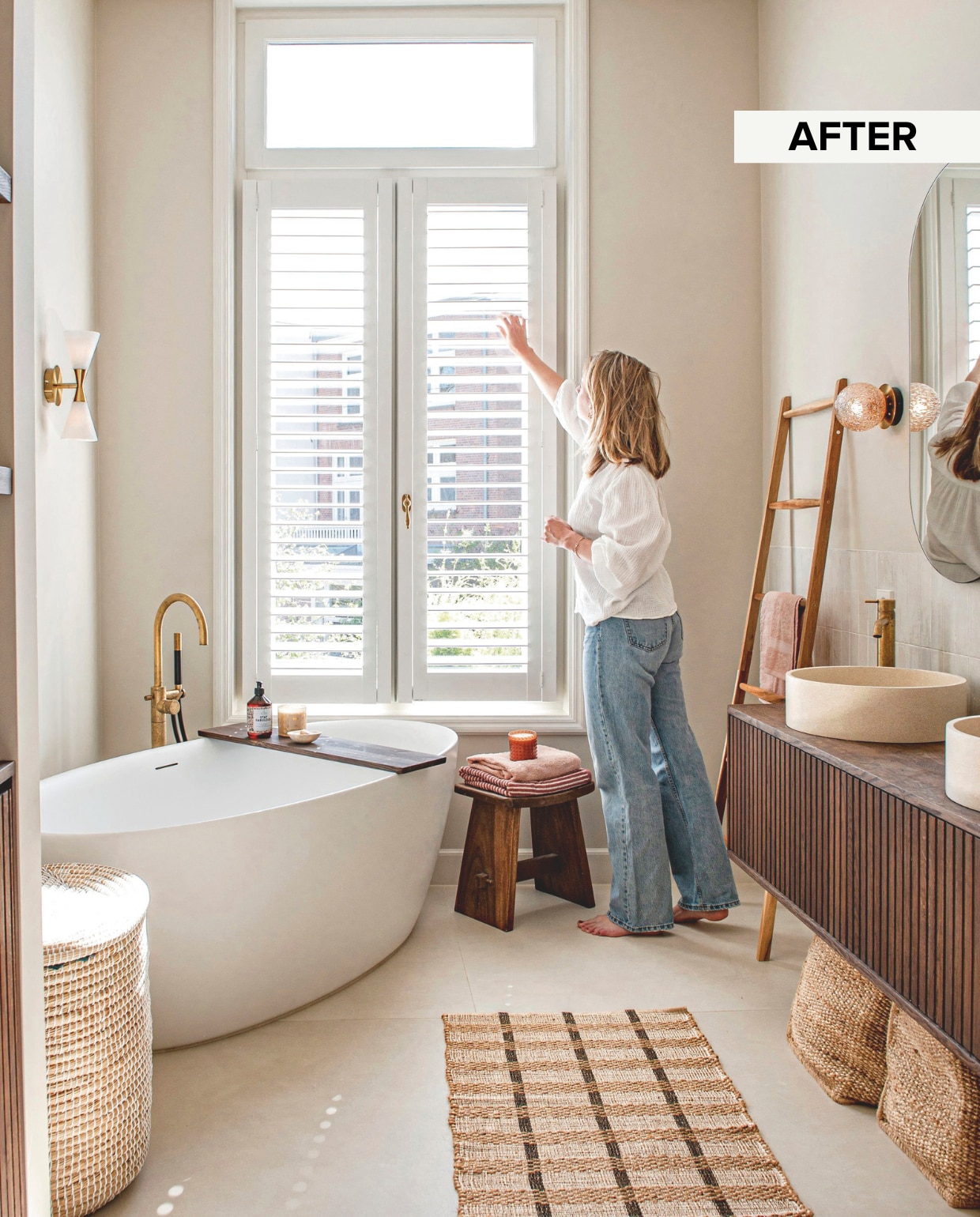 Bad Maxaro. Kranen Hotbath. Badplank zelf gemaakt. Wandlamp links Herstal. Kruk kringloop. Handdoeken Zeeman. Kaars Action. Shutters Veneta. Wandlamp rechts Kosilamp. Spiegel House Doctor. Wastafelkast Eikenmeubels.nl. Waskommen Tikamoon. Manden onder wastafel Ikea. Vloermat Loods 5. Vloer Badkamerxxl. Wandkleur White Truffle van Lab Paint. vtwonen 10-2025 | fotografie Caroline Coehorst