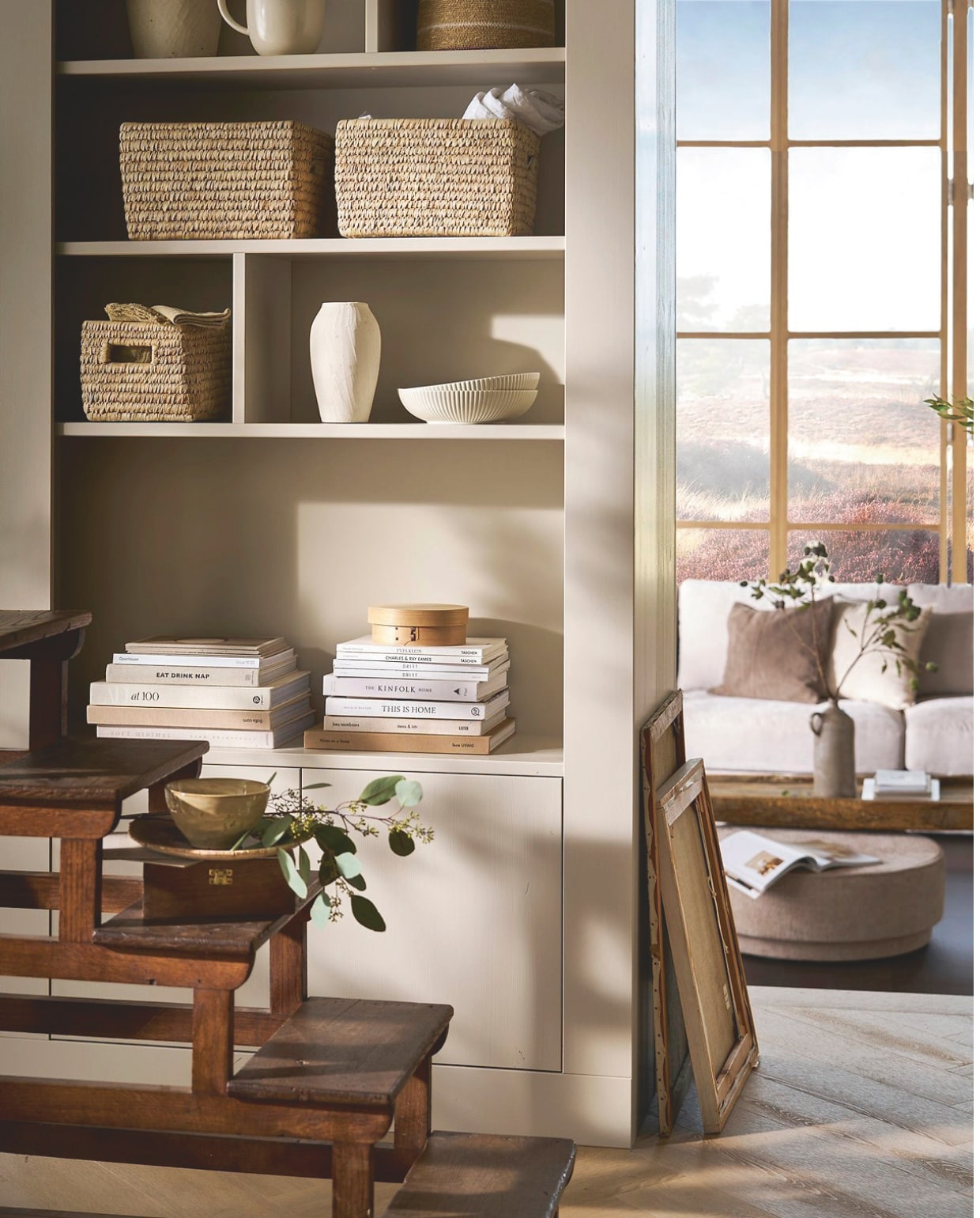 vtwonen wandkast Wallcover, grenen, dust, 117x31x229 cm (bxdxh) € 799,-. Pearl poef XL, melange stof, natural, 80x80x28 cm (bxdxh) € 199,-. 2,5-zits bank Family, geweven stof, zand, 298x98x85 cm (bxdxh) € 1999,-. vtwonen Landelijk 10-2025 | styling Cleo Scheulderman | fotografie Jeroen van der Spek