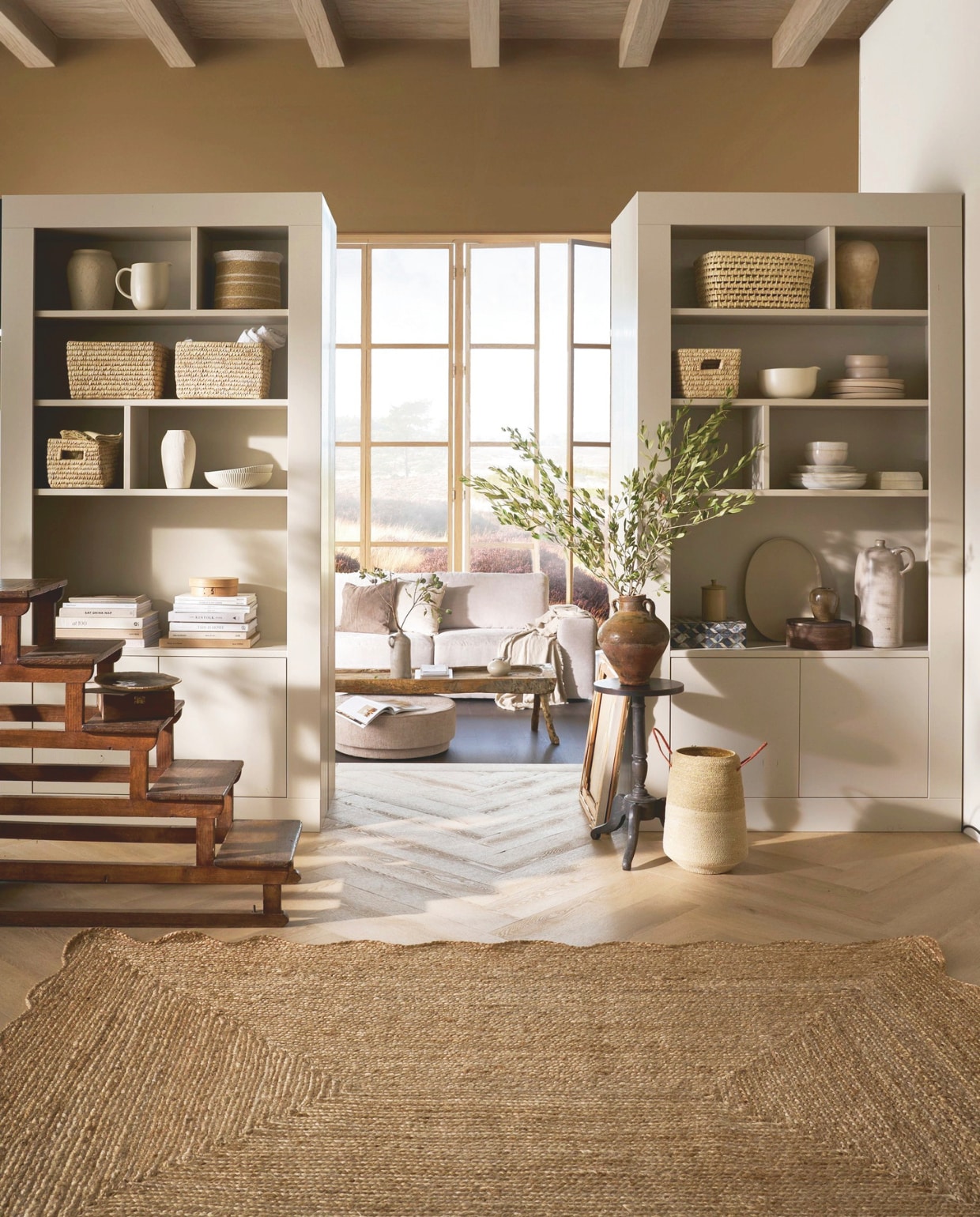 2x vtwonen wandkast Wallcover, grenen, dust, 117x31x229 cm (bxdxh) € 799,-. Pearl poef XL, melange stof, natural, 80x80x28 cm (bxdxh) € 199,-. 2,5-zits bank Family, geweven stof, zand, 298x98x85 cm (bxdxh) € 1999,-.
M.m.v. wehkamp.nl (sisal vloerkleed), pietjonker.nl (bibliotheektrap, bijzettafel, salontafel), dille-kamille.nl (rechthoekige, rieten manden), weldaad.com (serviesgoed, mand met hengsels, linnen kussens), burbriantiek.nl (oude kruiken). Laminaatvloer Herringbone naturel (vtwonen.nl/collectie). Overig privébezit. vtwonen Landelijk 10-2025 | styling Cleo Scheulderman | fotografie Jeroen van der Spek