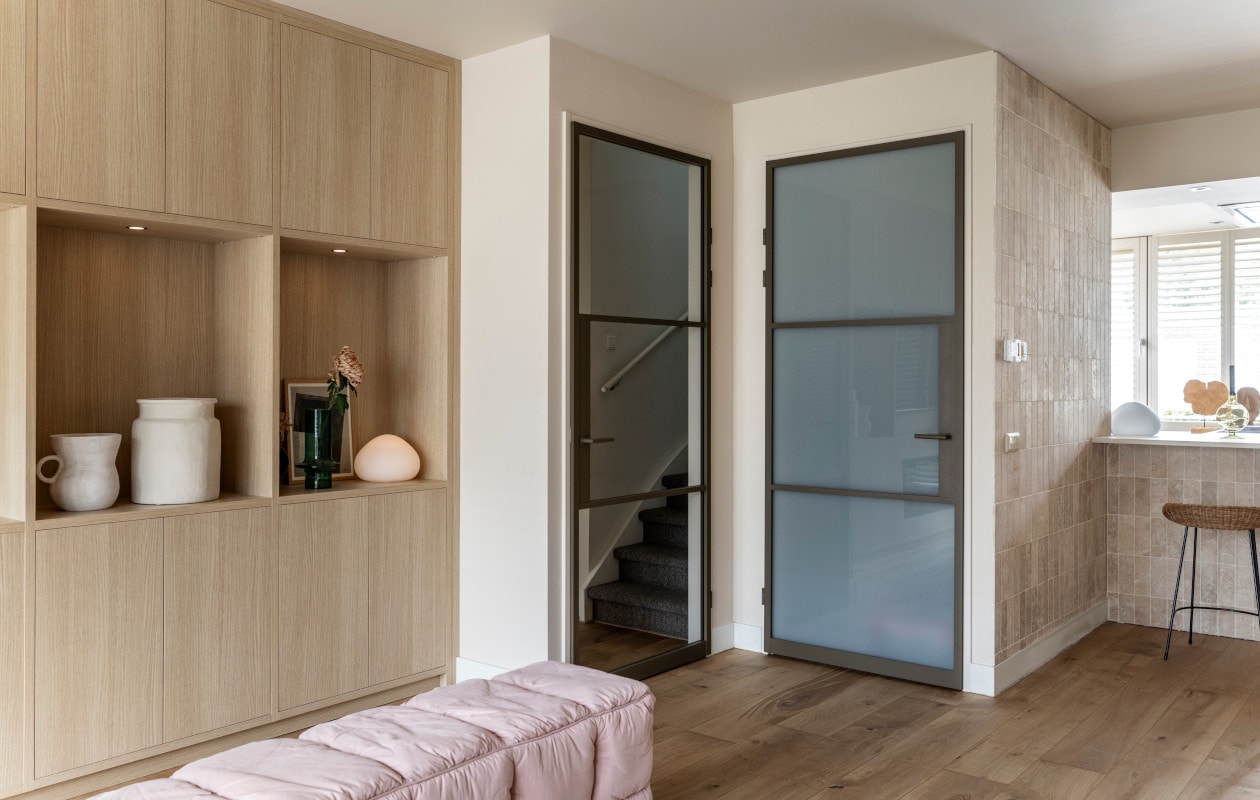 Helder glas bij de haldeur, matglas bij de kastdeur, beide van GewoonGers.