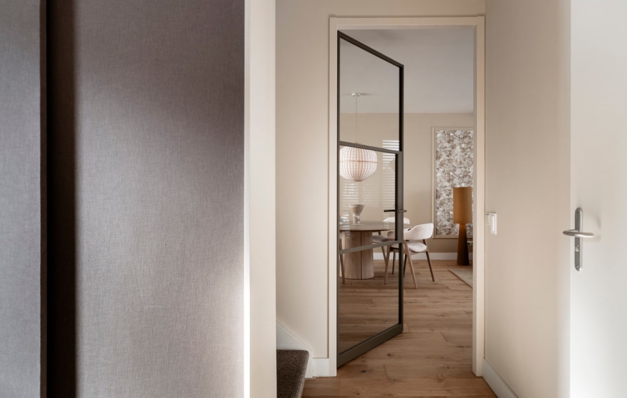 Licht van gewicht, strak van lijnvoering: deze deur van GewoonGers is een fraai binnenkomer.