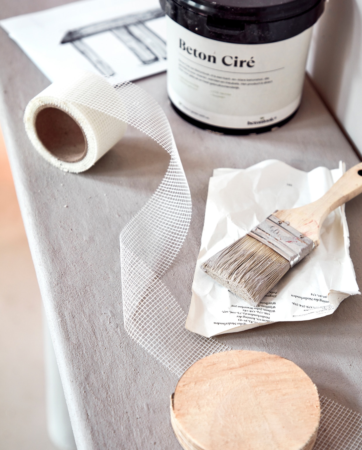 Betonstuc € 31,50 per kilo,  kleur zand 07 (betonlook.nl). Overig onbekend. vtwonen 05-2023 | styling Kelly van Gendt | fotografie Louis Lemaire