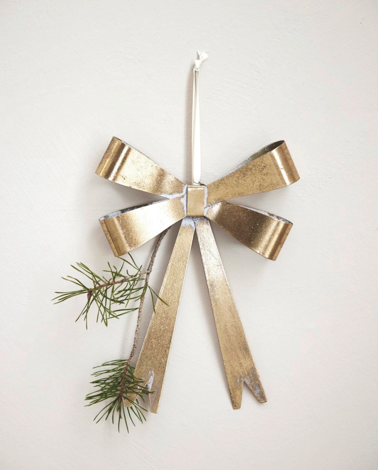 Lene Bjerre strik Missia Bow, ijzer, lichtgoud, 18x25 cm (bxh) € 20,95 (lenebjerre.com). vtwonen Landelijk 10-2025 | styling Sanne Ketelaar | fotografie Stan Koolen