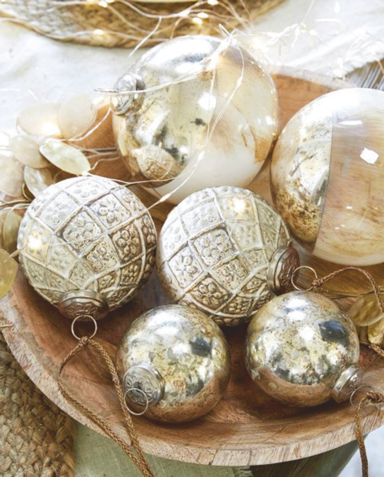 Loberon kerstballen Ephyriel, mondgeblazen glas, goud. antiekfinish, 13x13 cm (Øxh), set van 6 € 24,95 (loberon.nl). vtwonen Landelijk 10-2025 | styling Sanne Ketelaar | fotografie Stan Koolen
