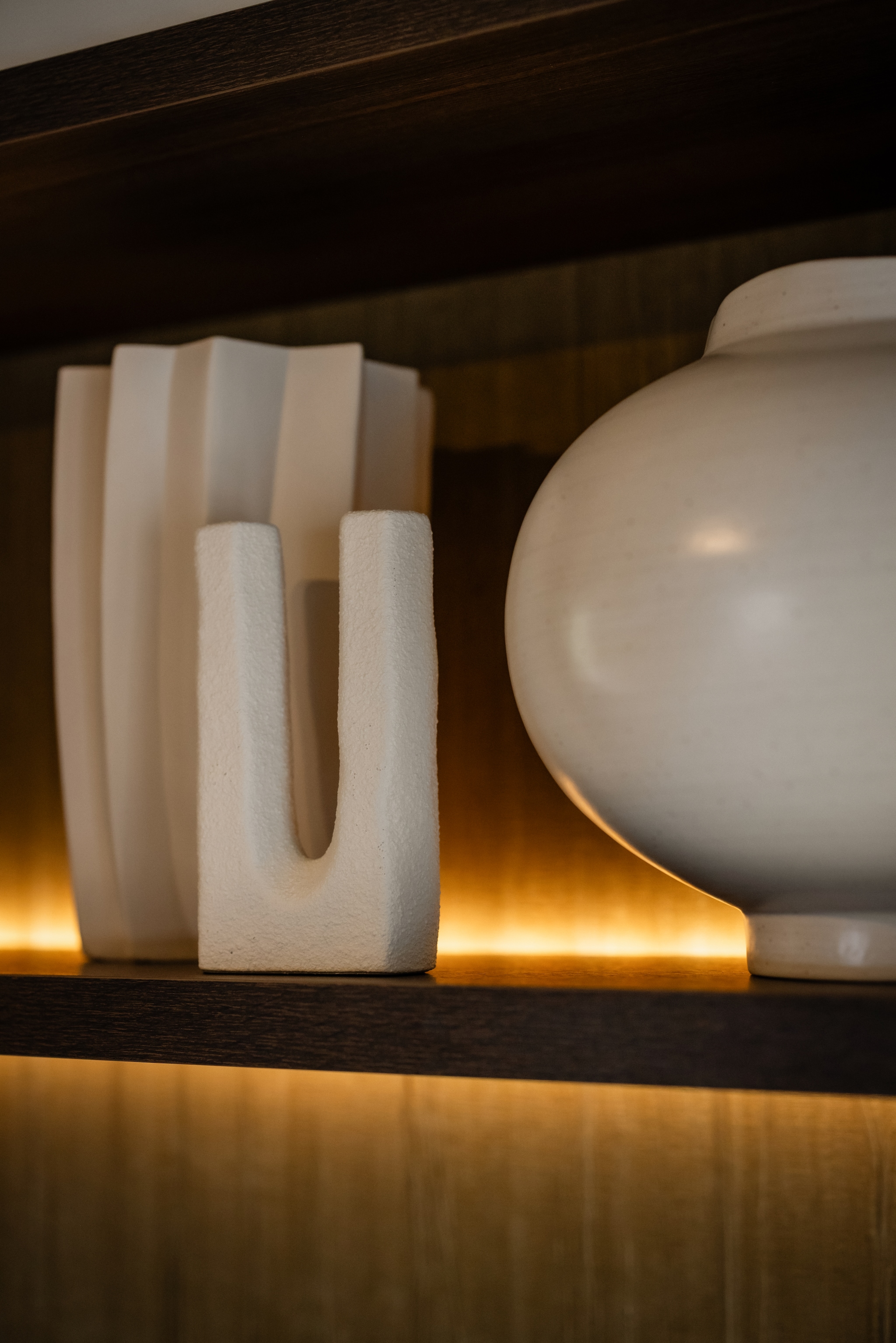 vtwonen Weer verliefd op je huis aflevering 9 seizoen 23 2025. Op maat gemaakte wandkast met inbouwverlichting Meijer Interieurs. Overige productinformatie via https://www.vtwonen.nl/weer-verliefd-op-je-huis/aflevering-9-liza-apeldoorn-resultaat~cc88fe4d.  vtwonen Weer verliefd op je huis aflevering 9 seizoen 23 2025 | styling Liza Wassenaar | fotografie Sonja Velda
