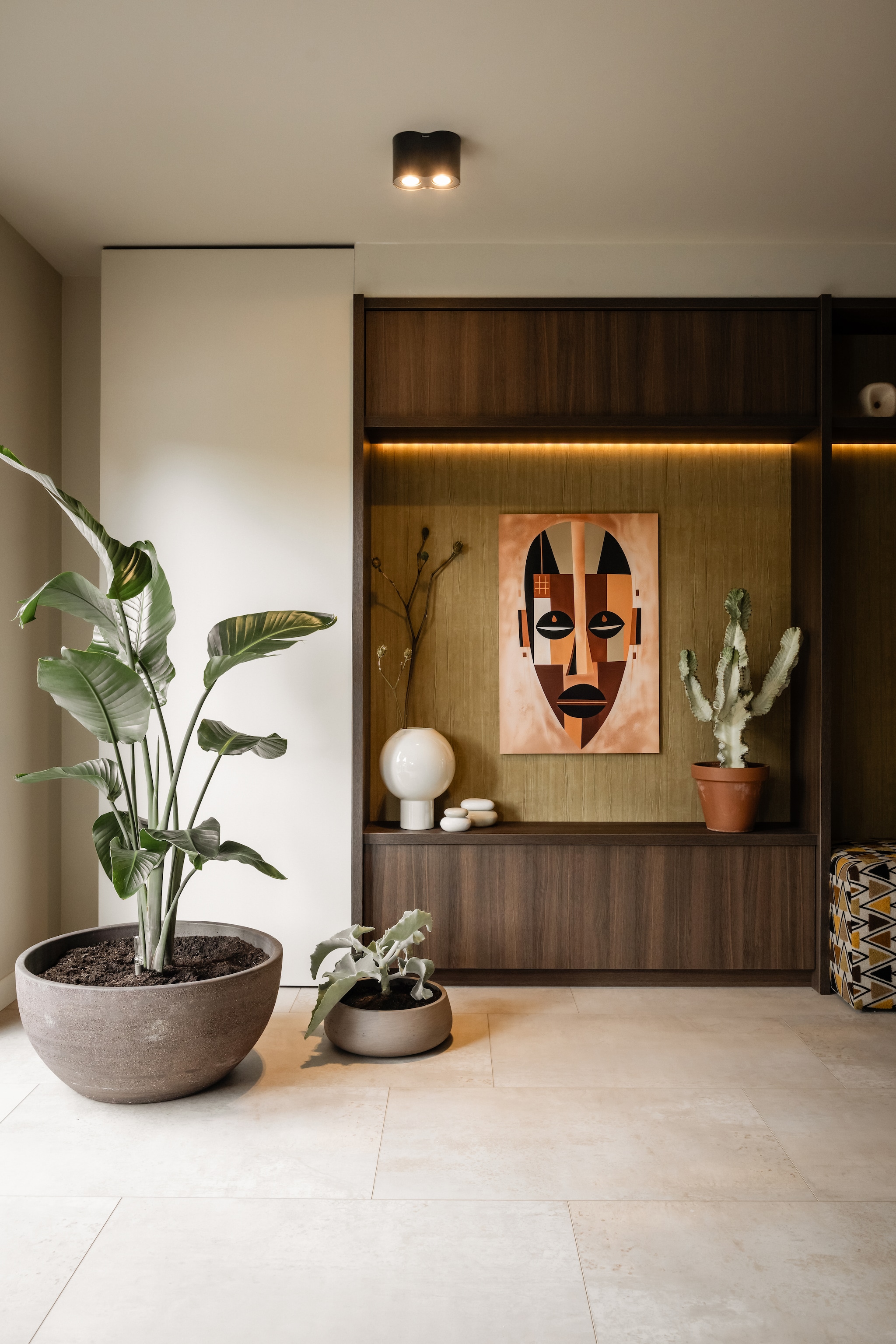 Op maat gemaakte wandkast met inbouwverlichting Meijer Interieurs. Planten Plants & Flowers Foundation Holland. vtwonen Weer verliefd op je huis aflevering 9, seizoen 23 | styling Lisa Wassenaar | fotografie Sonja Velda