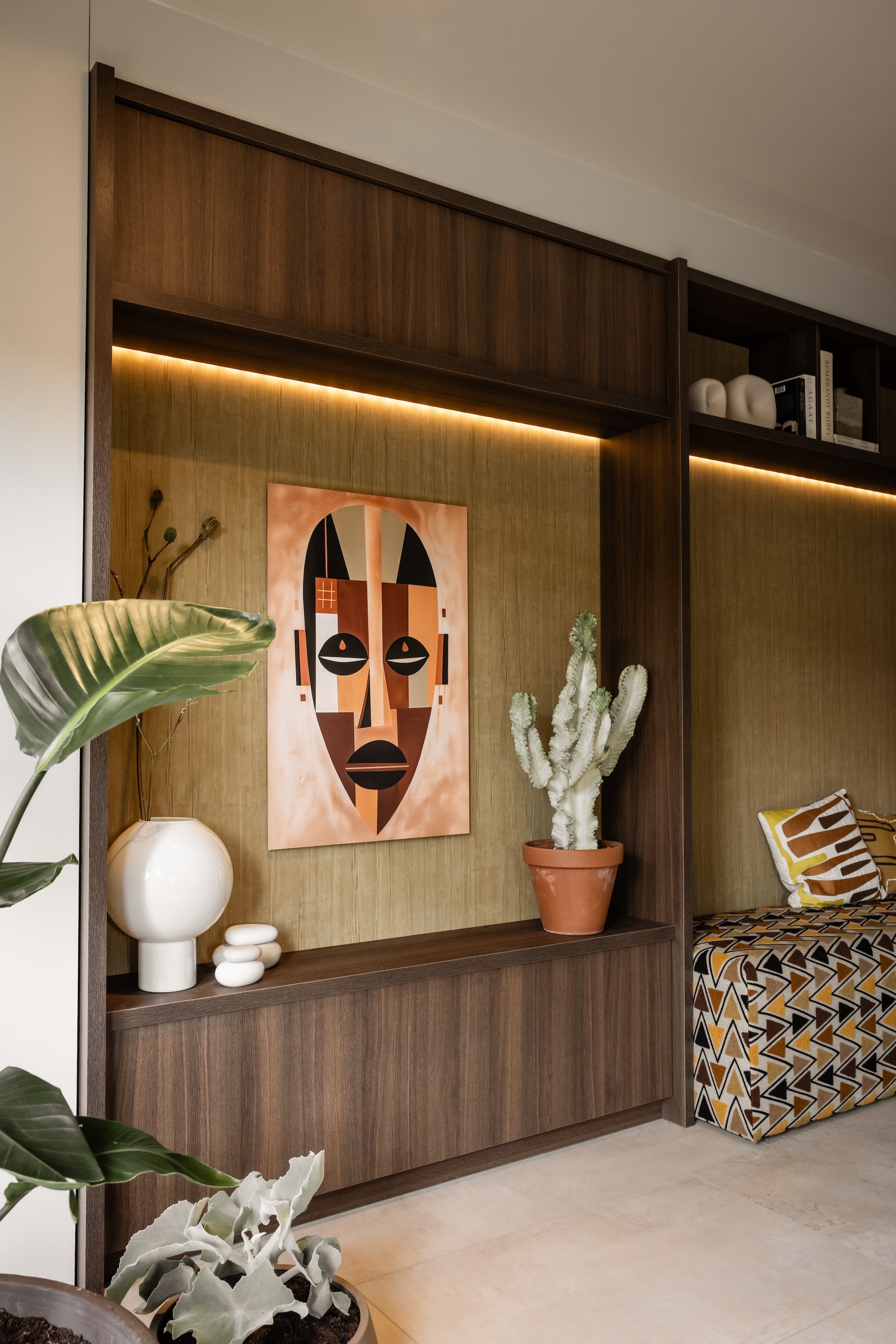 vtwonen Weer verliefd op je huis aflevering 9 seizoen 23 2025. Op maat gemaakte wandkast met inbouwverlichting Meijer Interieurs. Overige productinformatie via https://www.vtwonen.nl/weer-verliefd-op-je-huis/aflevering-9-liza-apeldoorn-resultaat~cc88fe4d.