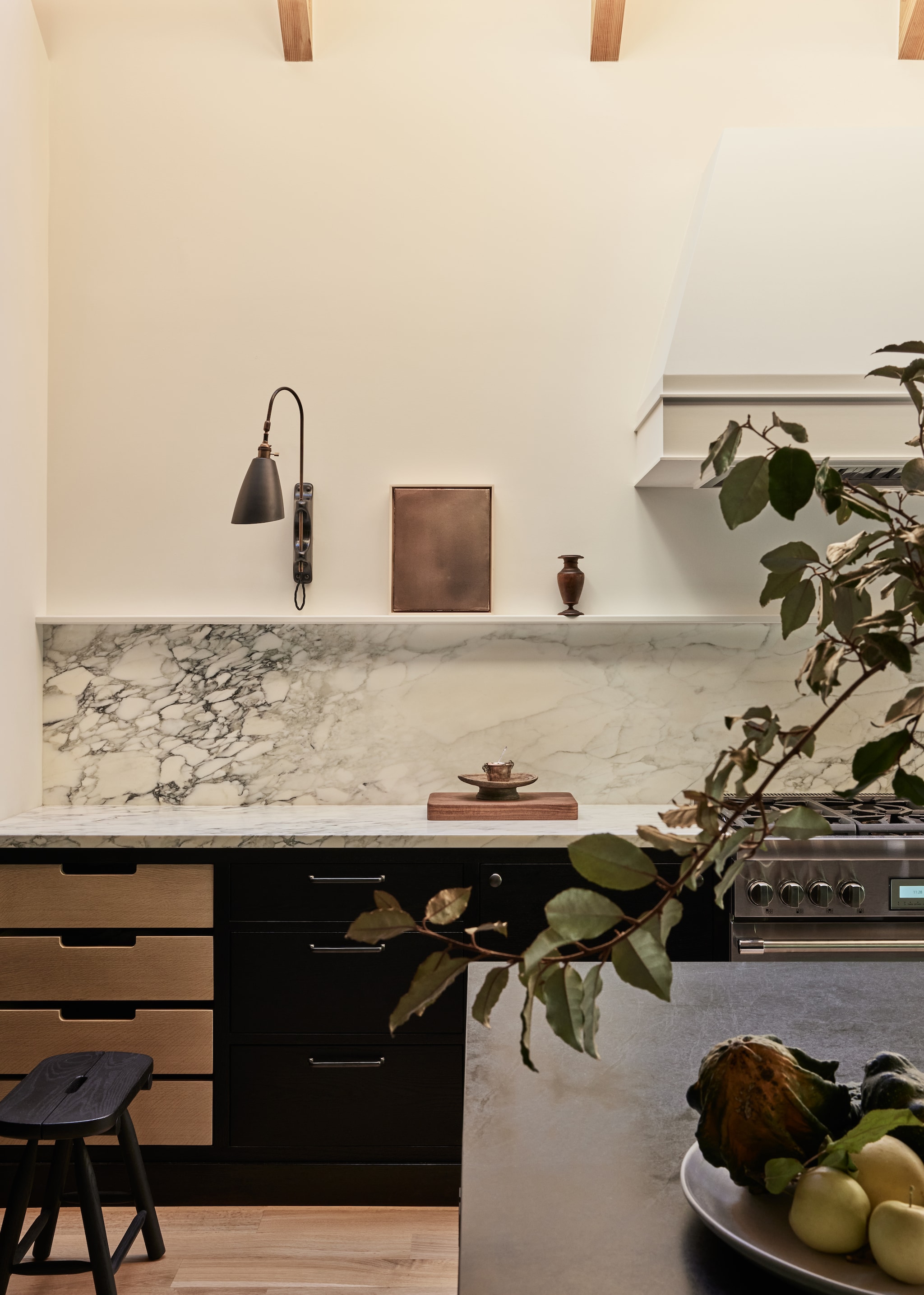 Wandlamp Obsolete. Kunstwerk Ali Enache. Zwarte kruk March.  vtwonen Landelijk 01-2026 | styling Kendra Smoot | fotografie Nicole Franzen