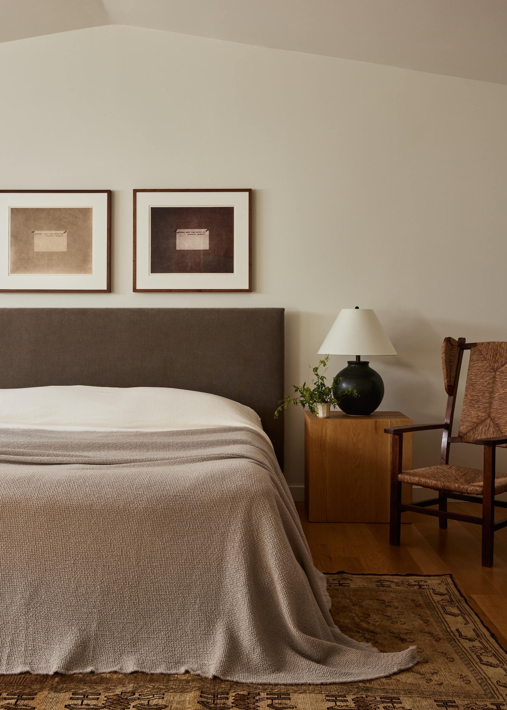 Maatwerk bed met linnen van De Le Cuona. Beddengoed Society Limonta. Nachtkastjes maatwerk, soortgelijke vtwonen, Gussta. Tafellamp Christiane Perrochon. Antiek tapijt Tony Kitz Gallery. Antieke stoel Galerie Provenance. Kunst Fraenkel Gallery.  vtwonen Landelijk 01-2026 | styling Kendra Smoot | fotografie Nicole Franzen