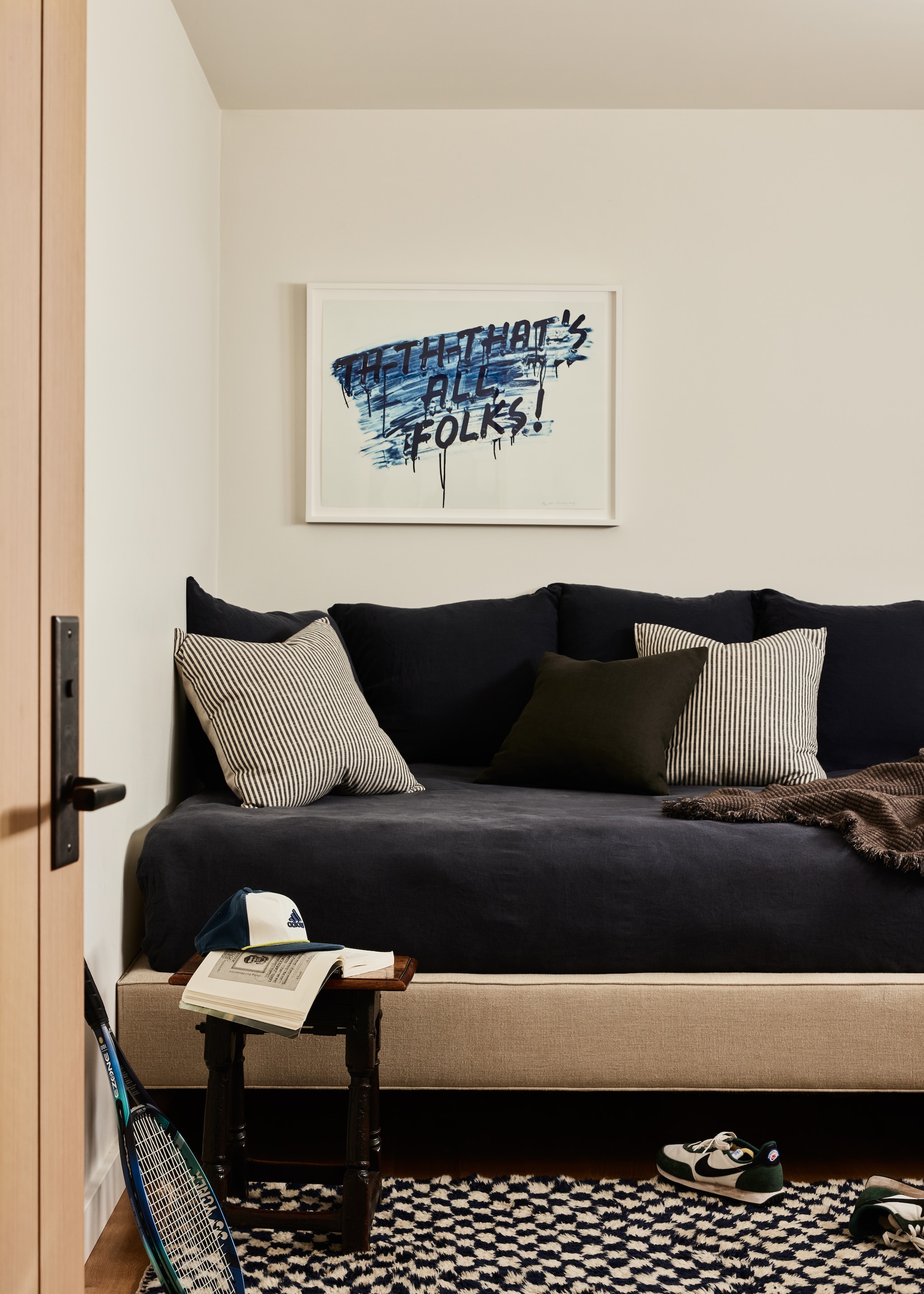 Kunstwerk Mel Bochner. Bed op maat gemaakt. Linnen beddengoed Merci Paris. Wollen tapijt Beni Ouarain.  vtwonen Landelijk 01-2026 | styling Kendra Smoot | fotografie Nicole Franzen