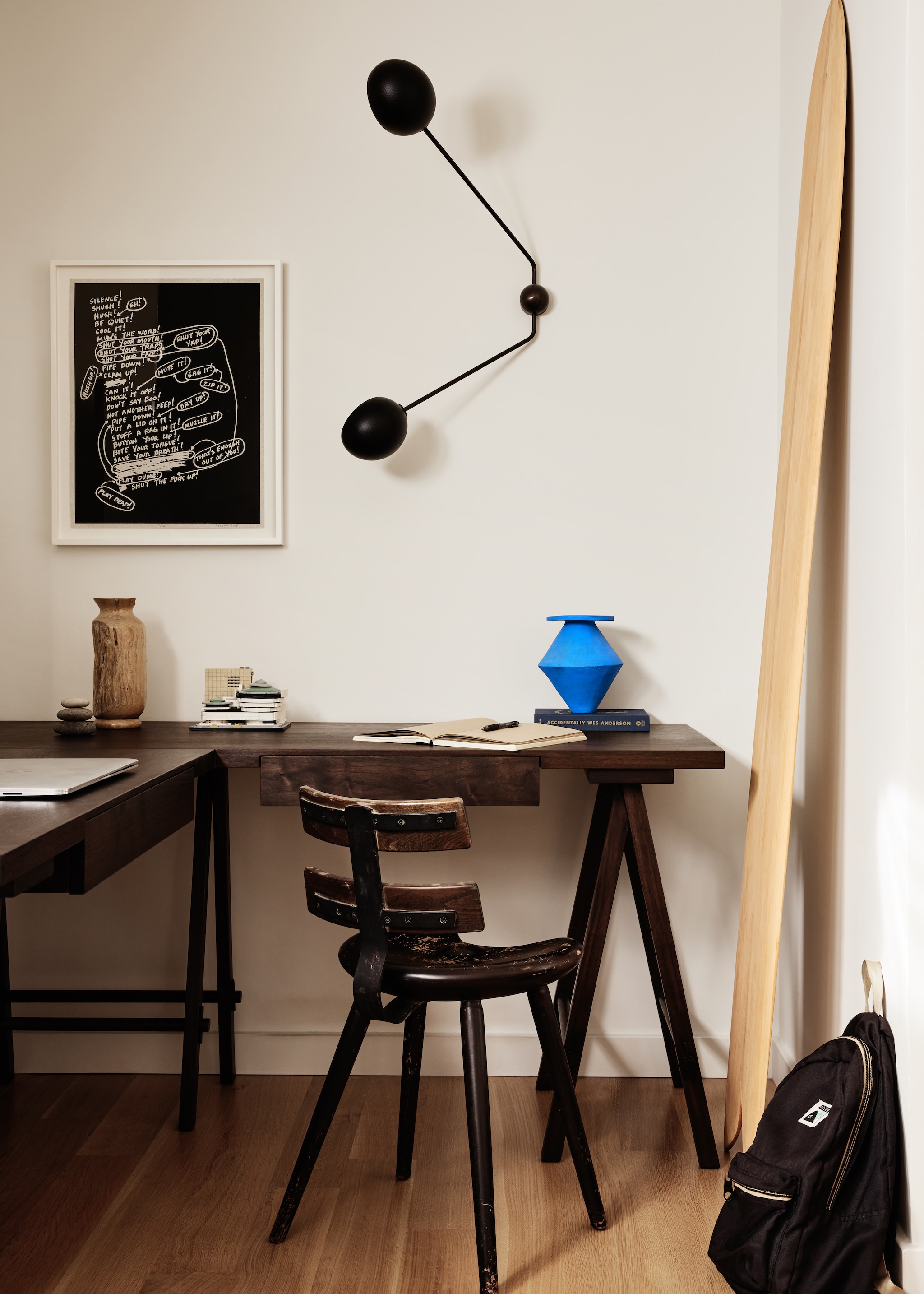 Antieke stoel Garden Court Antiques.Wandlamp Stahl + Band, soortgelijke Gubi.  vtwonen Landelijk 01-2026 | styling Kendra Smoot | fotografie Nicole Franzen