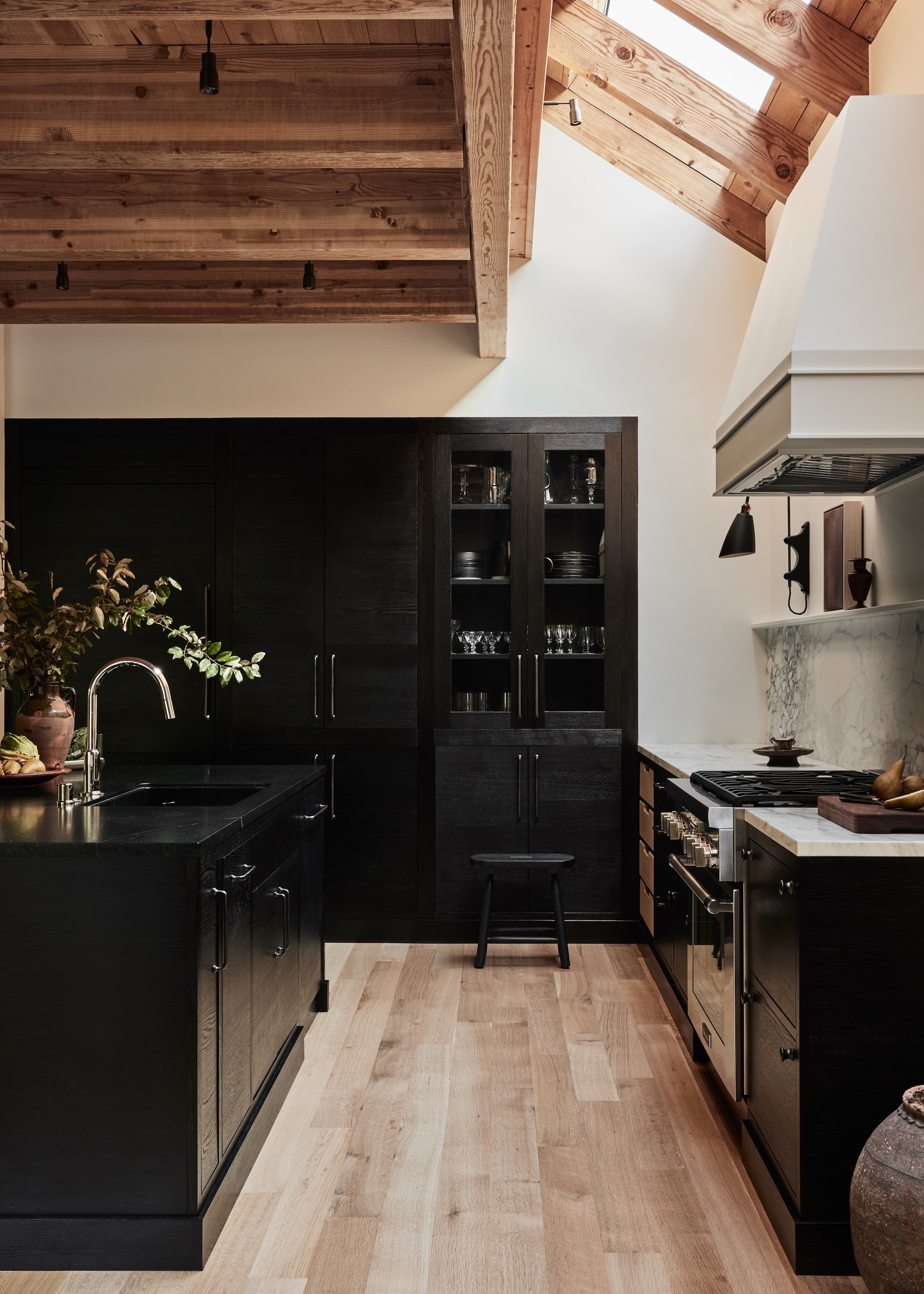 Bronzen grepen Sun Valley Bronze.  vtwonen Landelijk 01-2026 | styling Kendra Smoot | fotografie Nicole Franzen