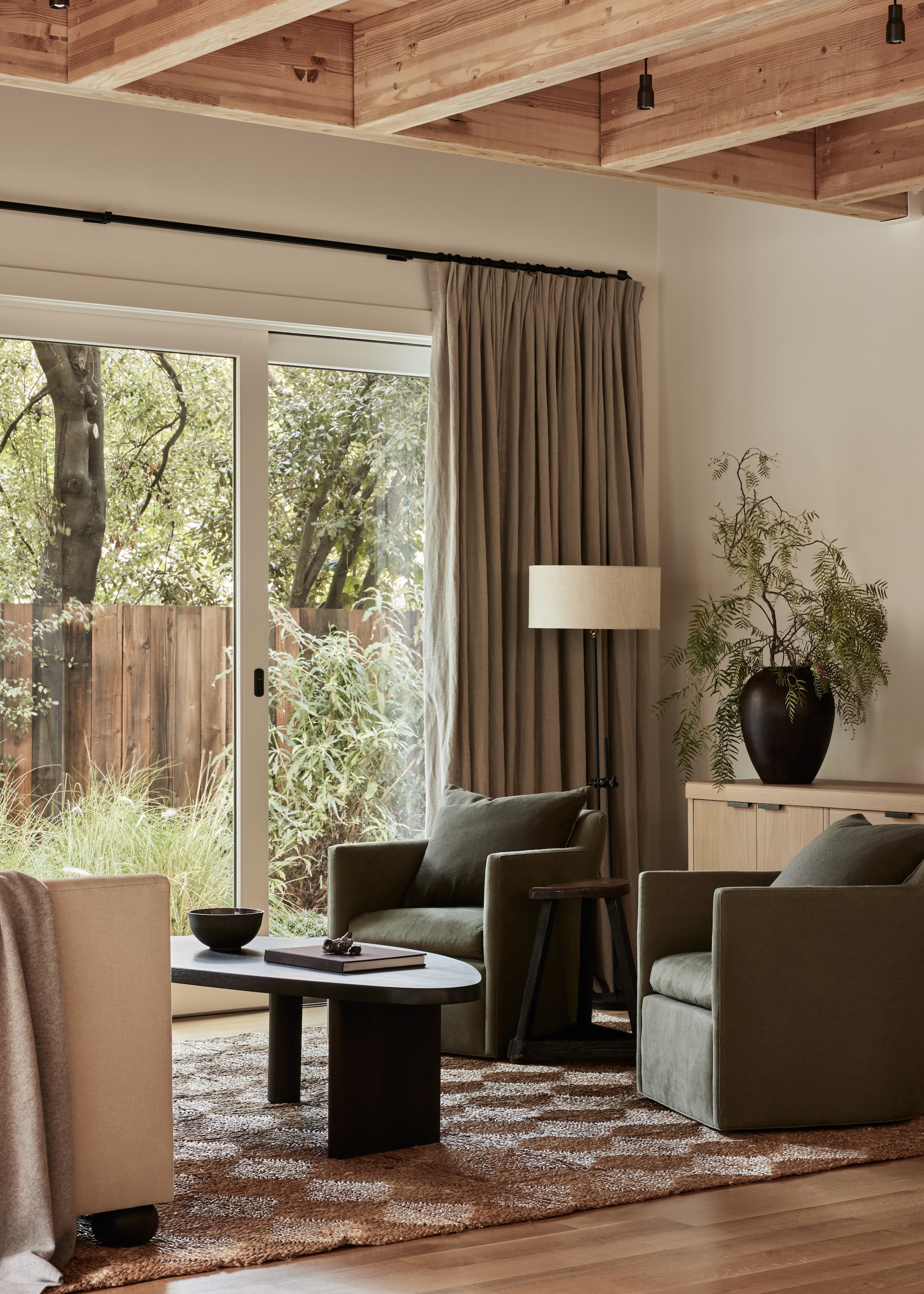 Stoelen Bright bekleed met linnen van De Le Cuona. Maatwerk salontafel naar eigen ontwerp. Lamp Workstead. Linnen gordijn De Le Cuona, soortgelijke Libeco, By Mölle. Soortgelijk vloerkleed Zara Home.  vtwonen Landelijk 01-2026 | styling Kendra Smoot | fotografie Nicole Franzen