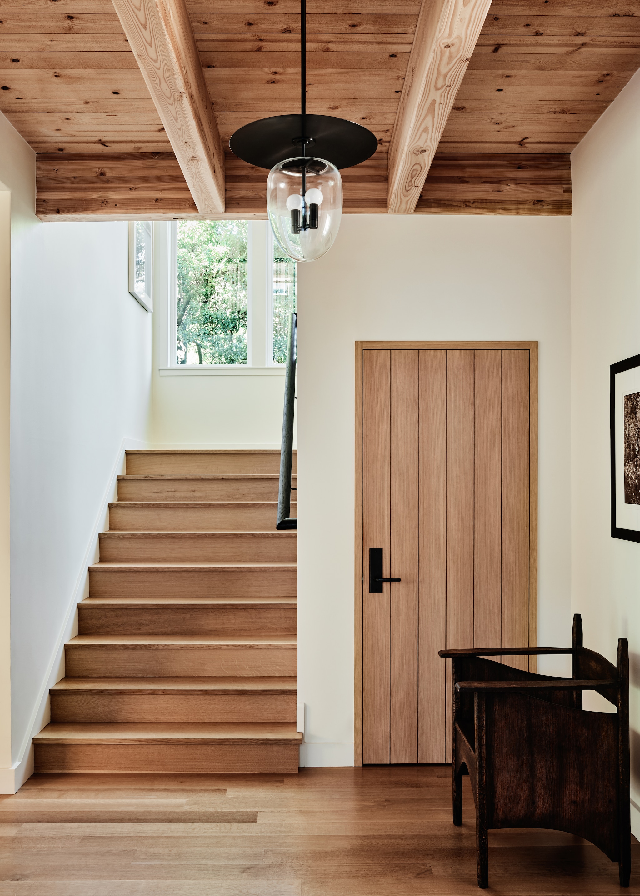 Al het houtwerk massief eikenhout. Hanglamp Roll & Hill. Antieke stoel Galerie Half. Bronzen grepen Sun Valle Bronze.  vtwonen Landelijk 01-2026 | styling Kendra Smoot | fotografie Nicole Franzen