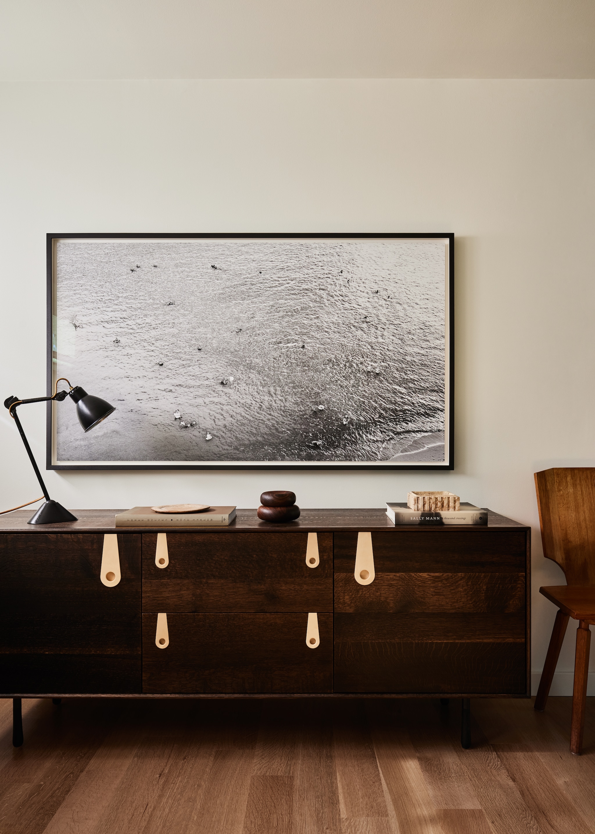 Massief houten dressoir Bddw. Antieke tafellamp Obsolete, soortgelijke Dcw éditions. Antieke stoel Galerie Provenance. Kunstwerk Richard Misrach.  vtwonen Landelijk 01-2026 | styling Kendra Smoot | fotografie Nicole Franzen