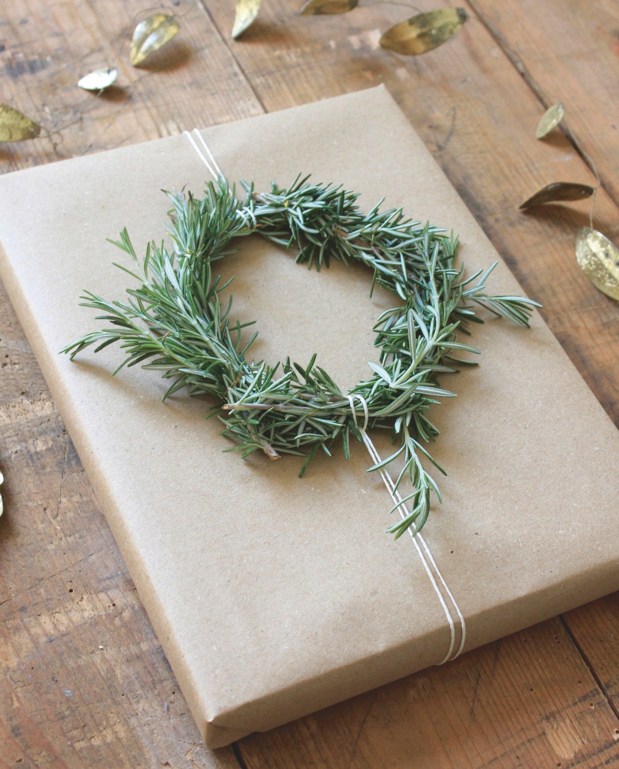 My Flowers.shop papier, bruin, 200x75 cm (lxb), rol € 104,84, draad, papier, wit, 100 m x 0,2 cm (lxb) € 34,64 (shop.vtwonen.nl). vtwonen Landelijk 10-2025 | styling & fotografie Corrien Flohil