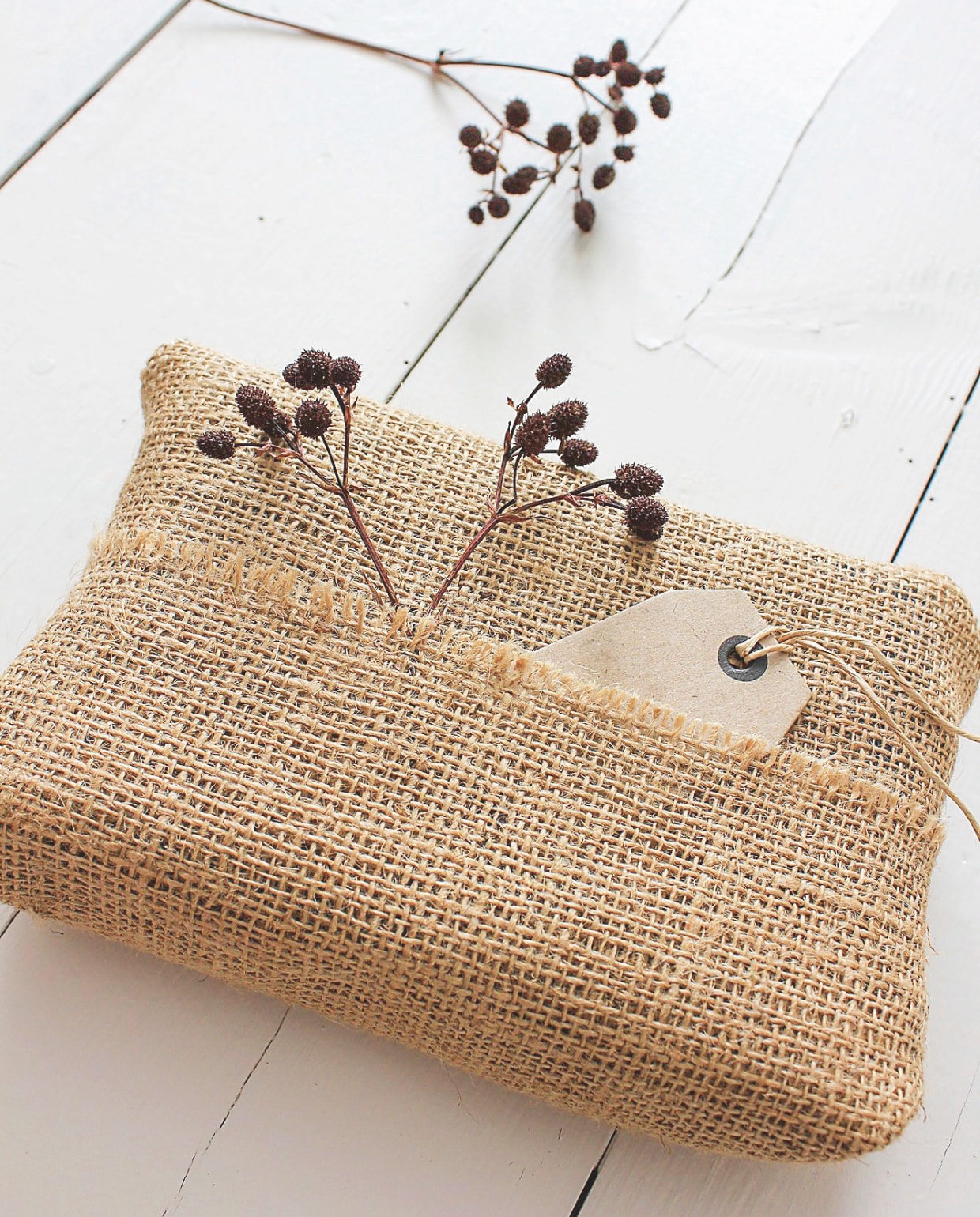 My Flowers.shop lint, stof, bordeauxrood, 10 m x 3,8 cm (lxb)€ 38,54, lint, fluweel, bruin, 10 m x 2,5 cm (lxb) € 27,49 (shop.vtwonen.nl). vtwonen Landelijk 10-2025 | styling en fotografie Corrien Flohil