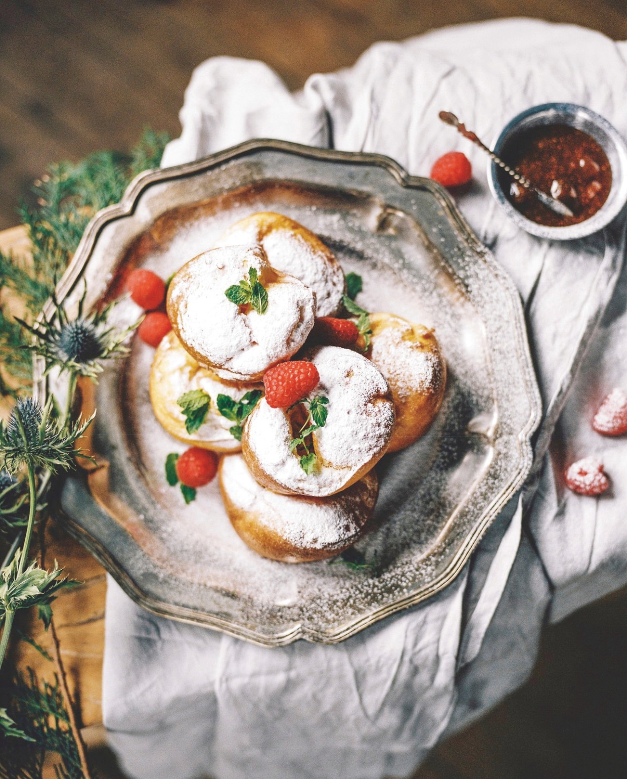 Popovers zijn een luchtige kruising tussen een broodje, cakeje en soesje. Het neutrale basisrecept is heerlijk met zoet beleg, ideaal dus voor op de ontbijttafel. Of maak een hartige variant met Parmezaanse kaas en bieslook voor de kerstbrunch. vtwonen kerstboek 2025 | recepten The Holy Kauw | fotografie Hanke Arkenbout