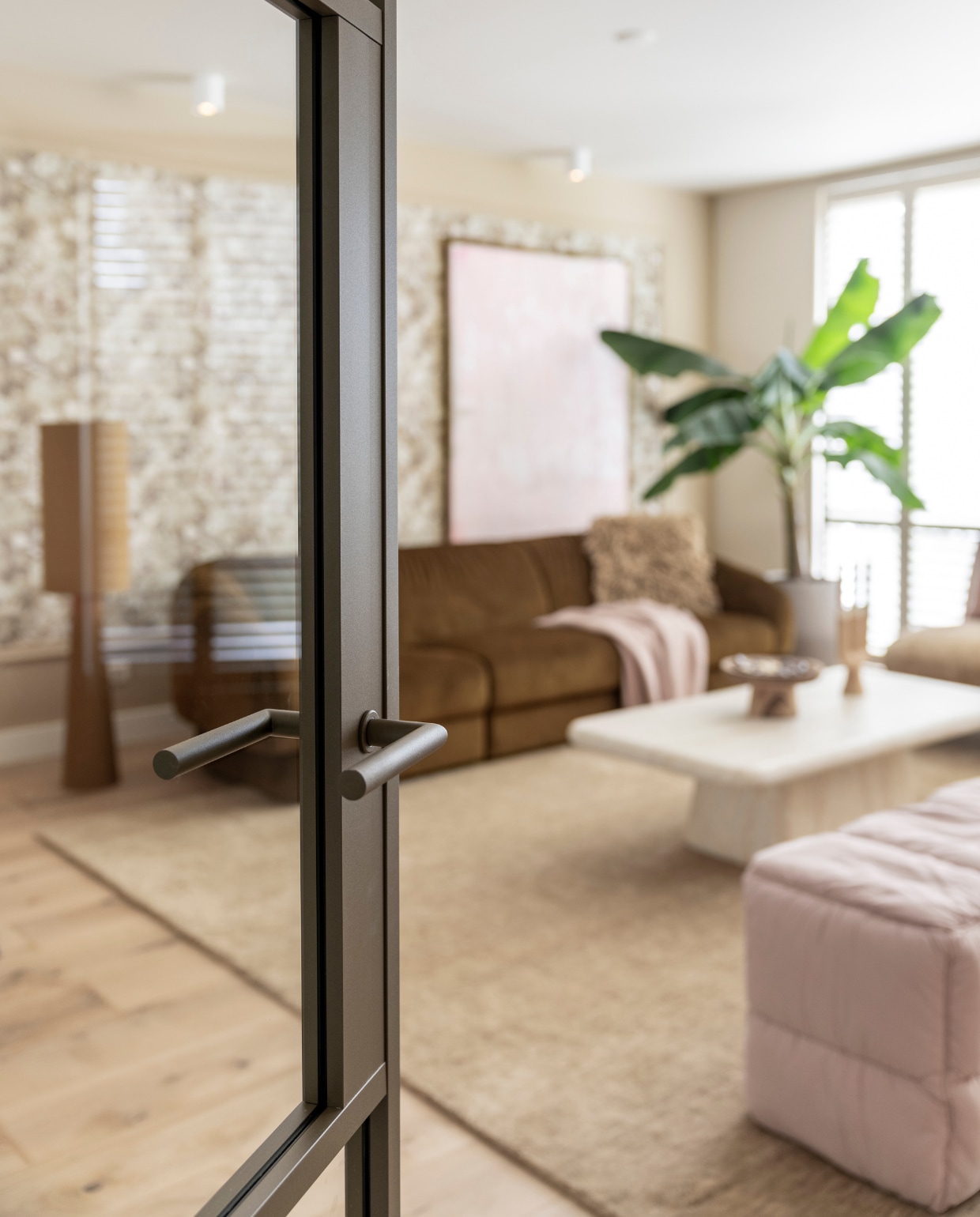 Trendkleur brons in de hoofdrol bij deze aluminium deur van GewoonGers.  GewoonGers Weer verliefd op je huis seizoen 23