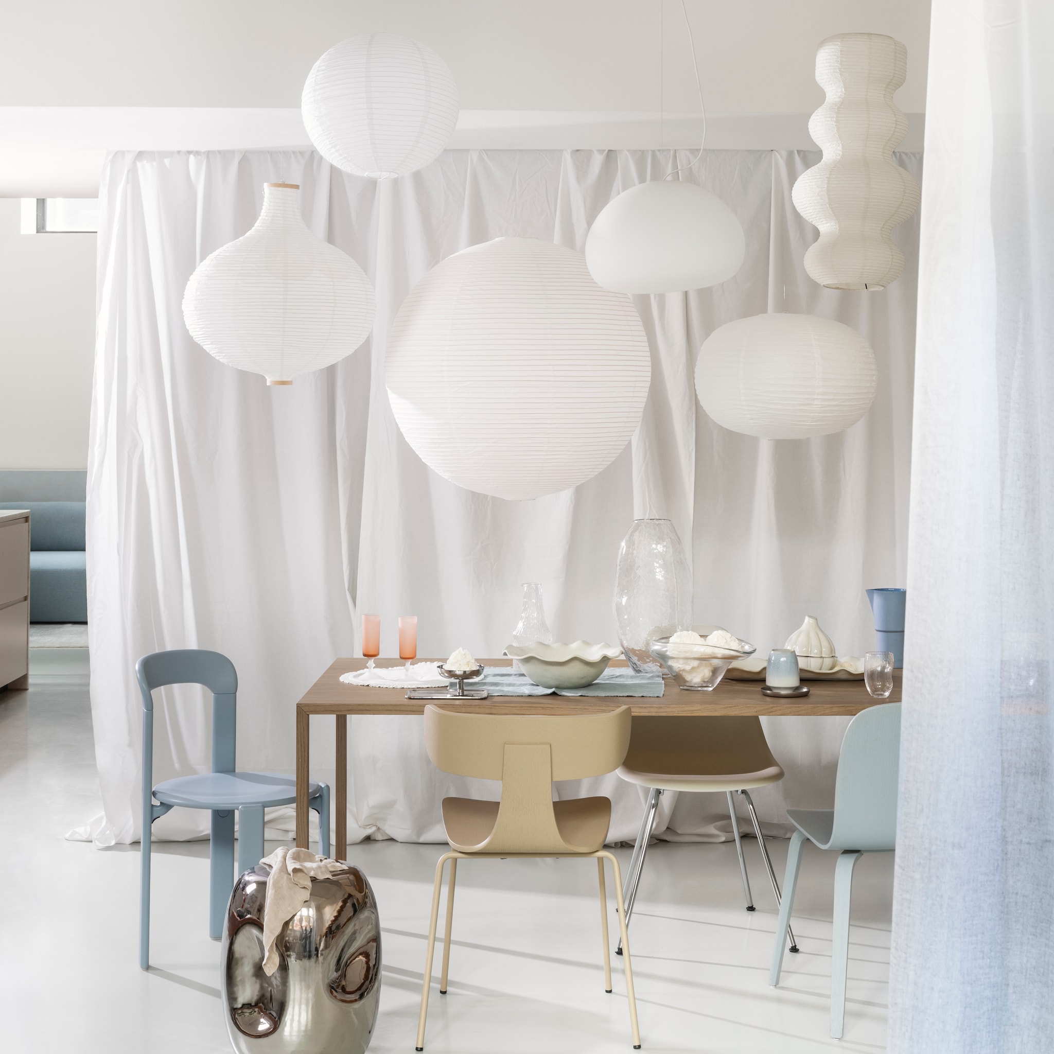 op deze hoogte en afstand hang je meerdere hanglampen boven de eettafel