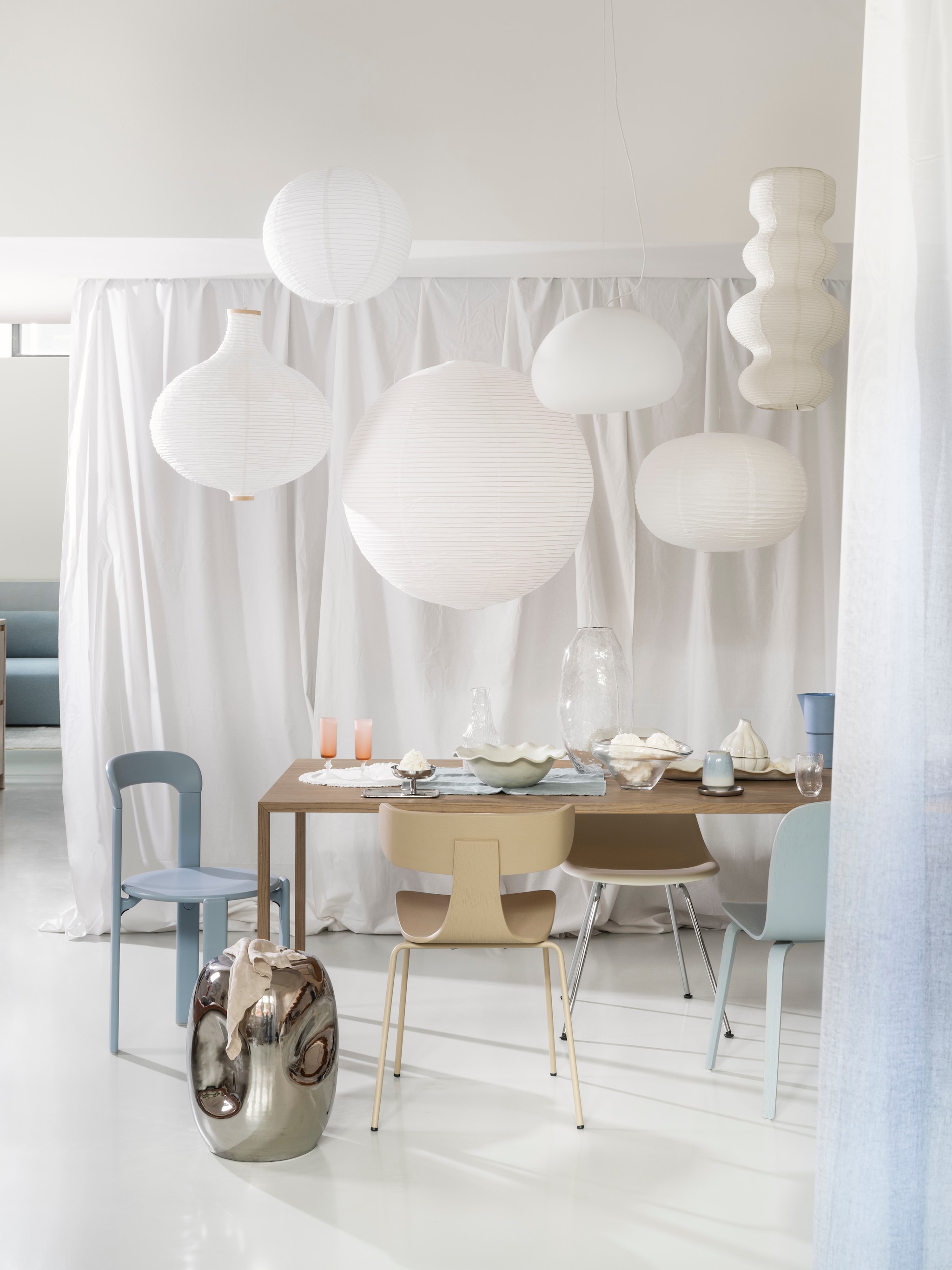 op deze hoogte en afstand hang je meerdere hanglampen boven de eettafel