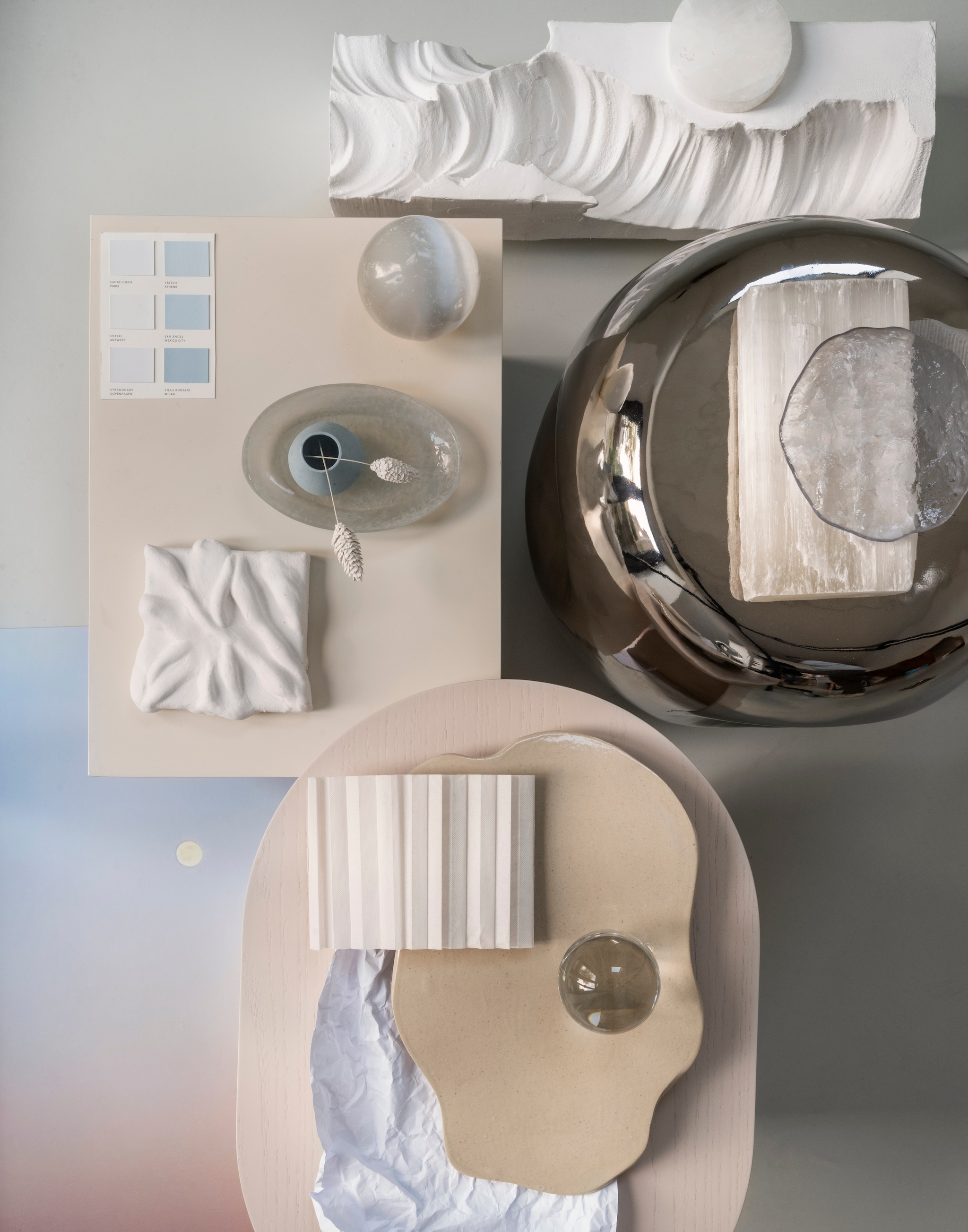 HKliving bijzettafel Currents, chroom, 36x36x45 cm € 159,-, Fest bijzettafel Plateau, hout, zand, 45x45x40 cm (bxdxh) € 289,- (shop.vtwonen.nl). Kristina Dam bijzettafel Curved, metaal, beige, 26x35,5x36 cm (bxdxh) € 279,- (kristinadam.dk). Ferm Living onderzetter Momento, glas, per set van 2 € 55,- (fermliving.com). Veneta staal plisségordijn Energy, marshmallow (veneta.nl). Bergkristal, wit, prijs op aanvraag (ananda.nl). St. leo kleurstalen € 10,95 (stleointeriors.com). Schilderijtje, 3D, wit, 10x10cm (lxb), prijs op aanvraag, sculptuur, gips, wit, 48x20cm (lxb), prijs op aanvraag (sanneketelaar.com). Zara home zeepbakje, glas mat, transparant € 9,99 (zarahome.com). Stonecloud dienblad, aardewerk, beige, prijs op aanvraag (stonecloudbynika.com). Overig privébezit. vtwonen 01-2026 | styling Sanne Ketelaar | fotografie Stan Koolen