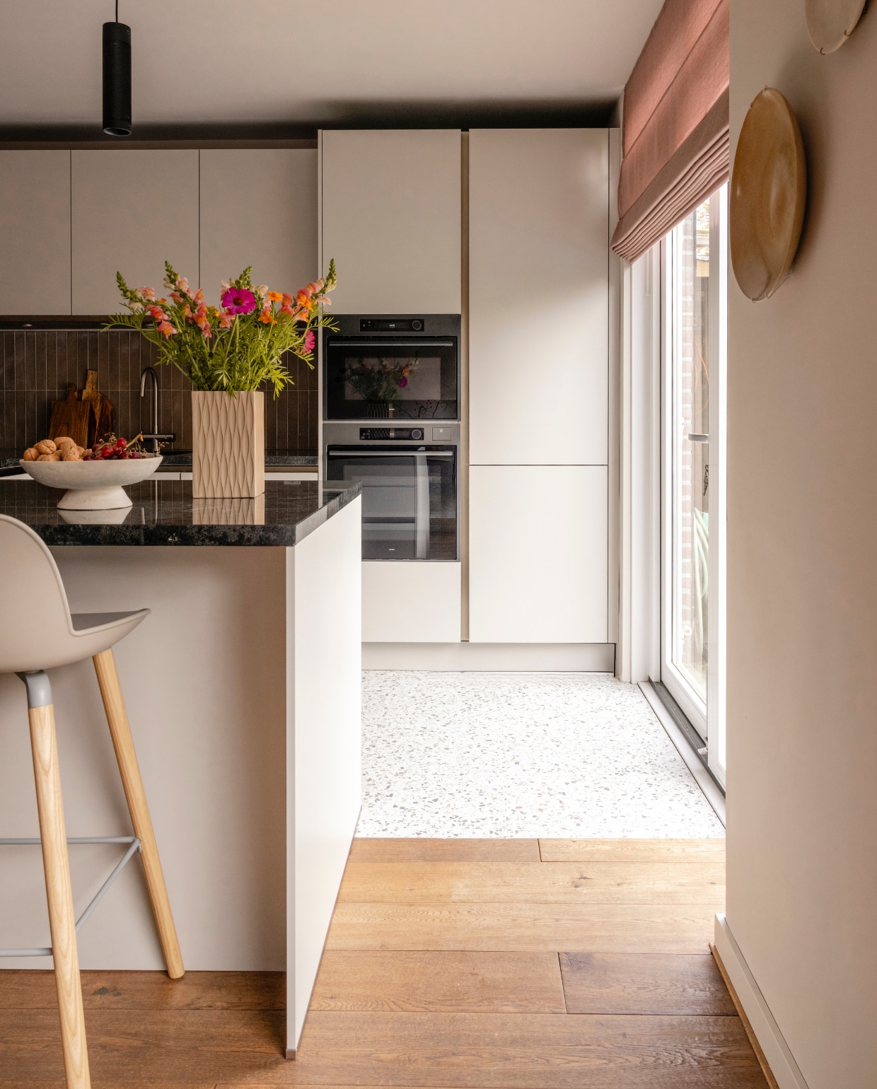 Muurverf Jewel no. 66 Lab Paint. Raambekleding in de kleur 9888 Tormes Luxaflex®. Keuken op maat inclusief apparatuur, met messing grepen, walnoten details en granieten werkblad Mandemakers. 5-in-1 oven Graphite CSX8695D, 60 cm (h), oven met stoom Graphite CS8495D, 45 cm (h), elevate inductiekookplaat met geïntegreerde afzuiging HIDD28472SVI, 83 cm (b), recirculatieset HR0016 Atag. vtwonen tegels by Douglas & Jones: Earth Argilla, 5x30 cm, vtwonen tegels by Douglas & Jones: Terrazzo Ice Flakes, 60x60 cm Douglas & Jones. vtwonen Weer verliefd op je huis aflevering 6, seizoen 23 (2025) | styling Fietje Bruijn | fotografie Sonja Velda