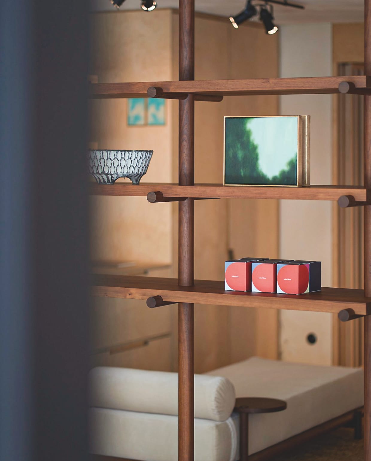 Nathalie Deboel geurkaars Comforting Objects, in cedar blush of laurel serenity, prijs op aanvraag (nathaliedeboel.be) Nathalie Deboel