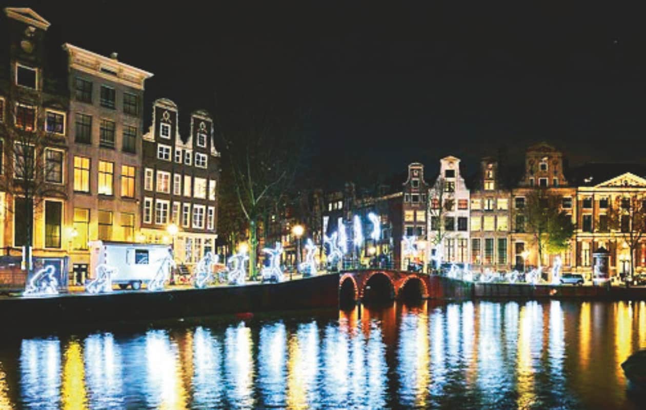 amsterdamlightfestival.com vtwonen kerst NOW 10-2025 | fotografie Karssing Editorial | productie en tekst Roos Stalpers & Fee van ‘t Veen