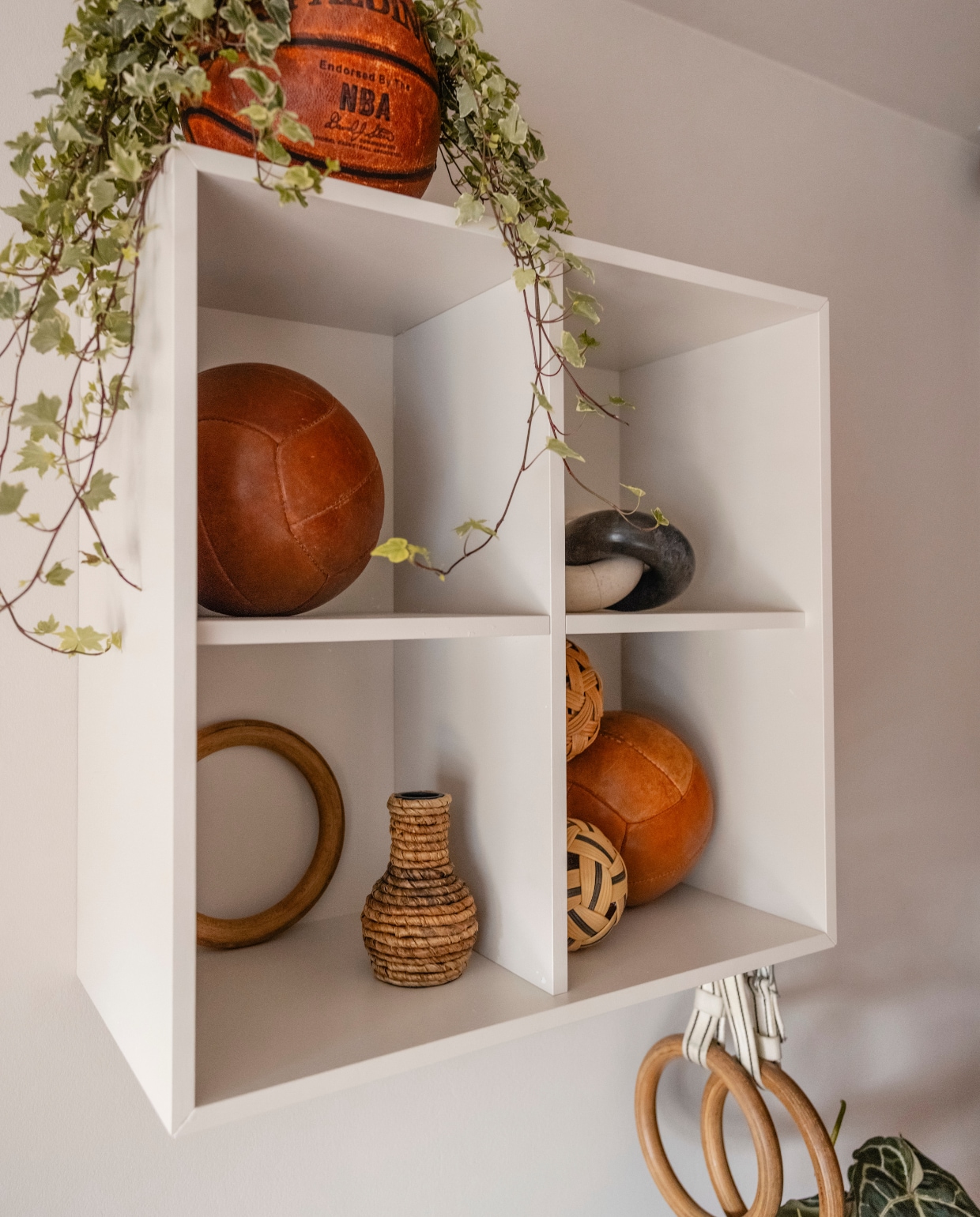 Weer verliefd op je huis aflevering 6 seizoen 23 2025, stylist Fietje in Hoofddorp, vakkenkast met ringen en basketbalvaas vtwonen Weer verliefd op je huis aflevering 6 seizoen 23 2025 | styling Fietje Bruijn | fotografie Sonja Velda