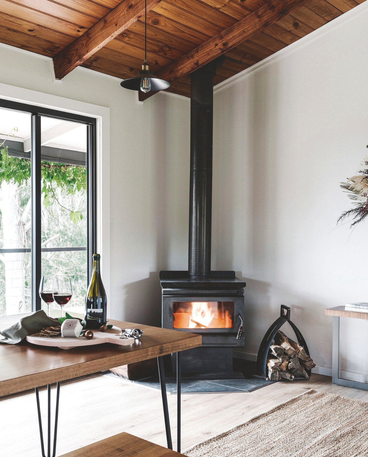 Soortgelijke houtkachels Jacobus. Dik Geurts en Jøtul. vtwonen landelijk 10-2025 | productie Living Inside | styling Belle Hemming | fotografie Marnie Hawson